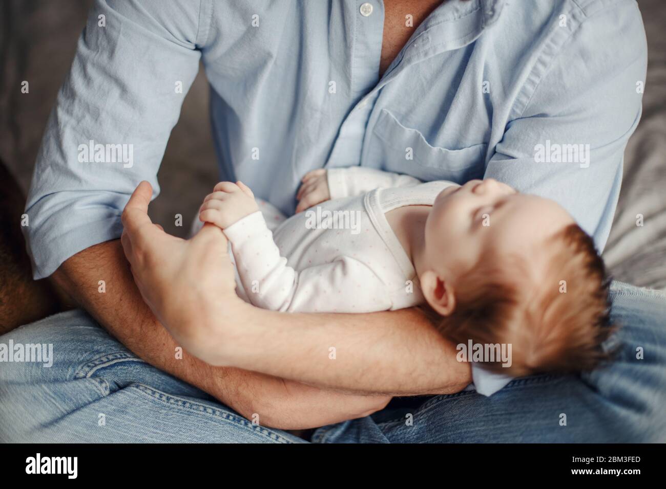 Padre Hijo Durmiendo En Casa Fotos E Imagenes De Stock Alamy