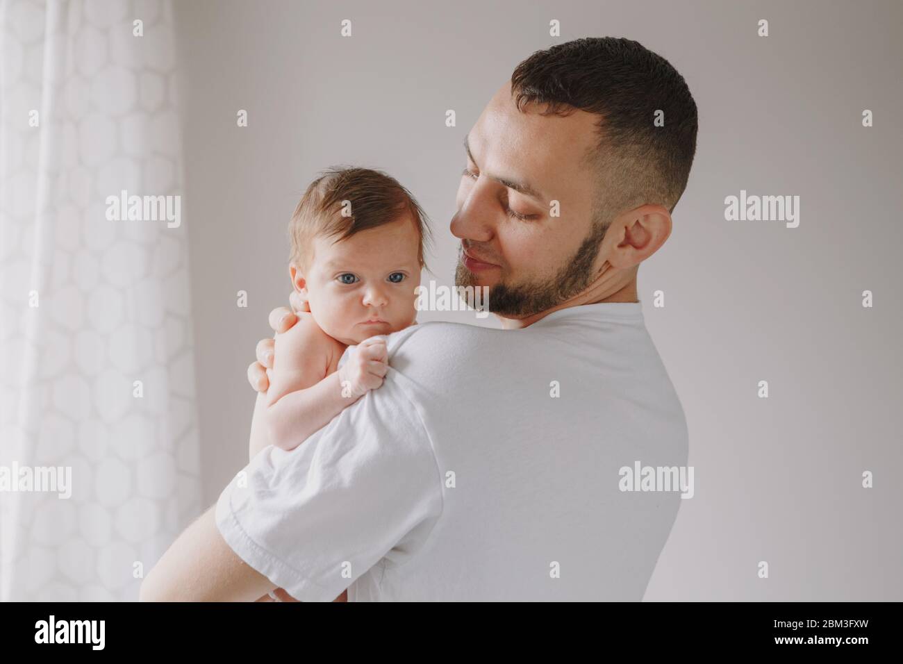 Padre Sosteniendo A Su Bebe Recien Nacido En Sus Brazos Fotos E Imagenes De Stock Alamy Padre Sosteniendo A Su Bebe Recien Nacido En Sus Brazos Fotos E Imagenes De Stock Alamy