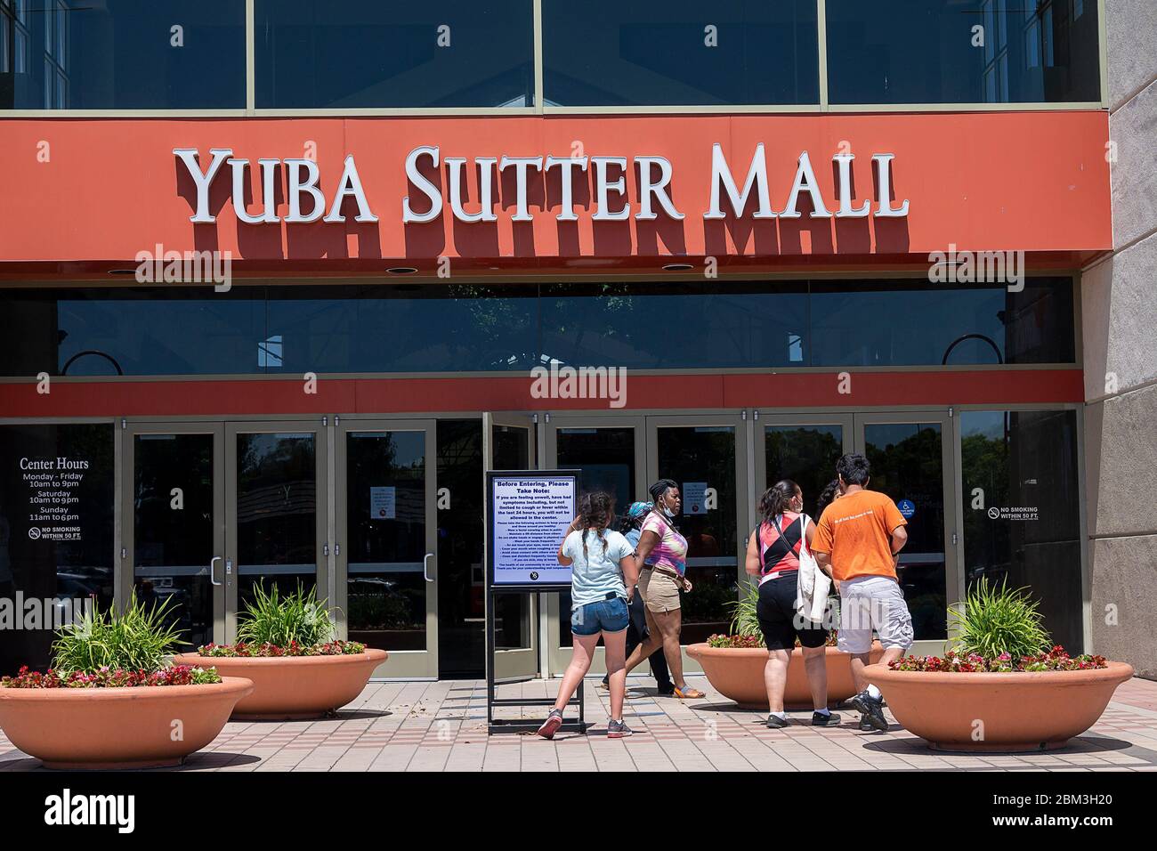 Yuba City, CA, EE.UU. 6 de mayo de 2020. Los compradores salen y llegan al  centro comercial Yuba-Sutter el miércoles 6 de mayo de 2020 en la ciudad de  Yuba durante la