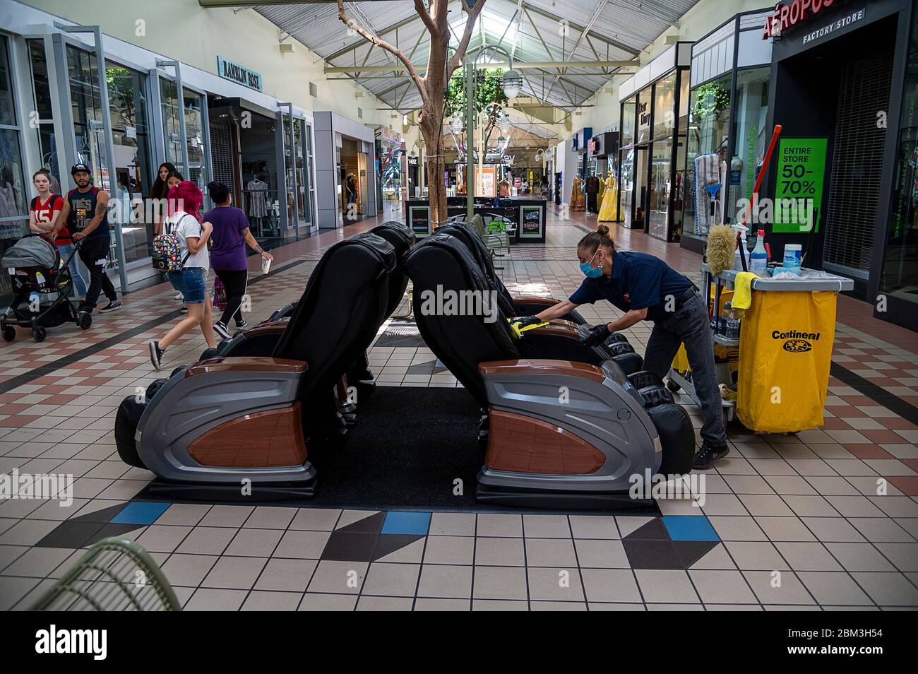 Yuba City, CA, EE.UU. 6 de mayo de 2020. El conserje Linda Gaeroa  desinfecta las sillas de masaje en el centro comercial Yuba-Sutter el  miércoles 6 de mayo de 2020 en la