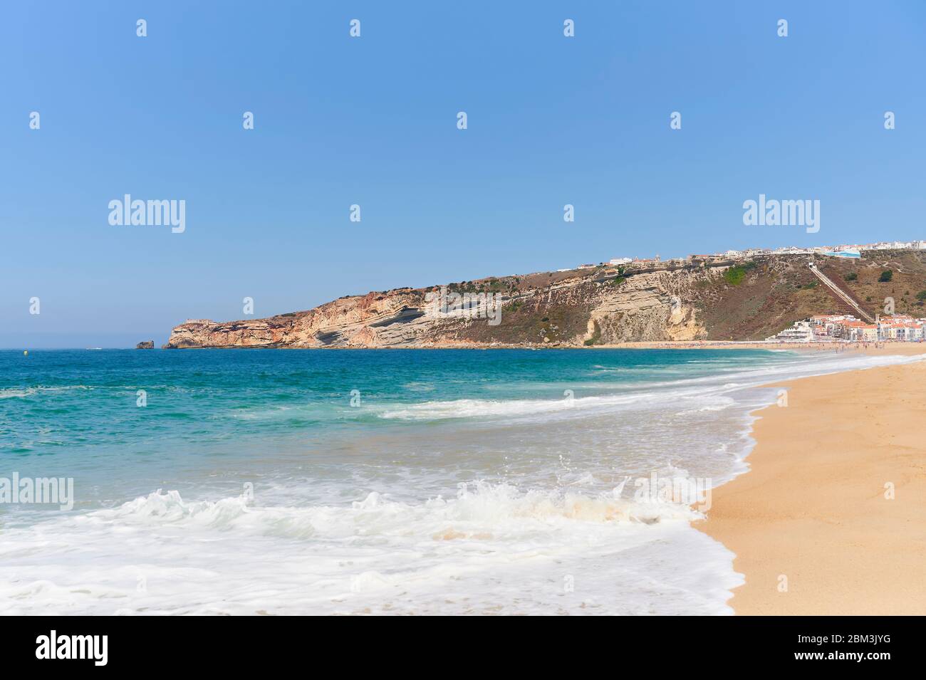 Mañana de verano en la playa de Nazaré en Portugal Foto de stock