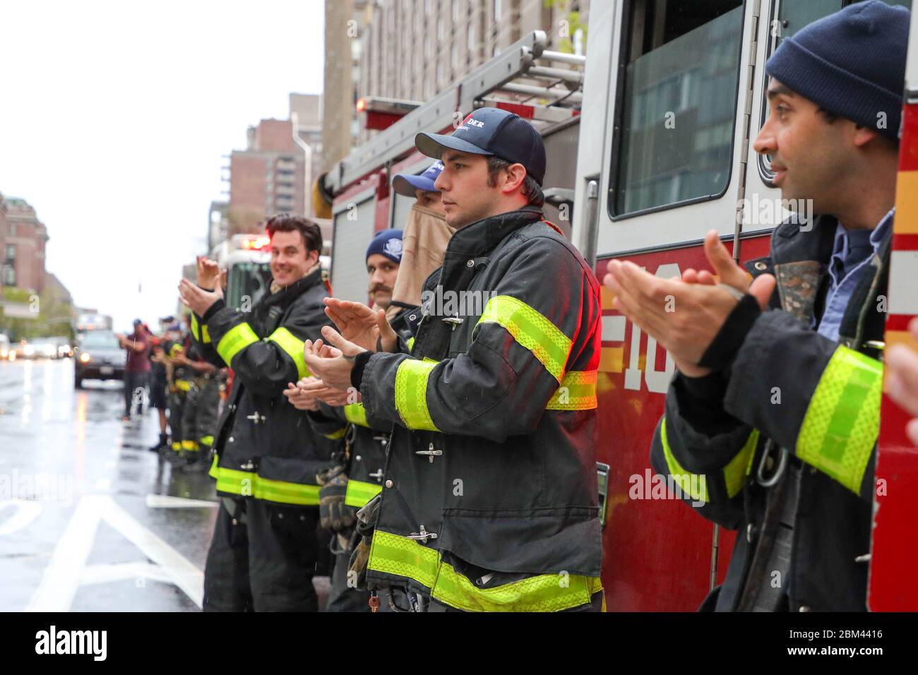 Nueva York, Estados Unidos. 6 de mayo de 2020. Los profesionales de la salud son honrados por residentes y funcionarios de bomberos frente al hospital NYU Langone en la Isla Manhattan en la Ciudad de Nueva York en los Estados Unidos. La ciudad de Nueva York es el epicentro de la pandemia del Coronavirus (COVID-19). Crédito: Brasil Photo Press/Alamy Live News Foto de stock