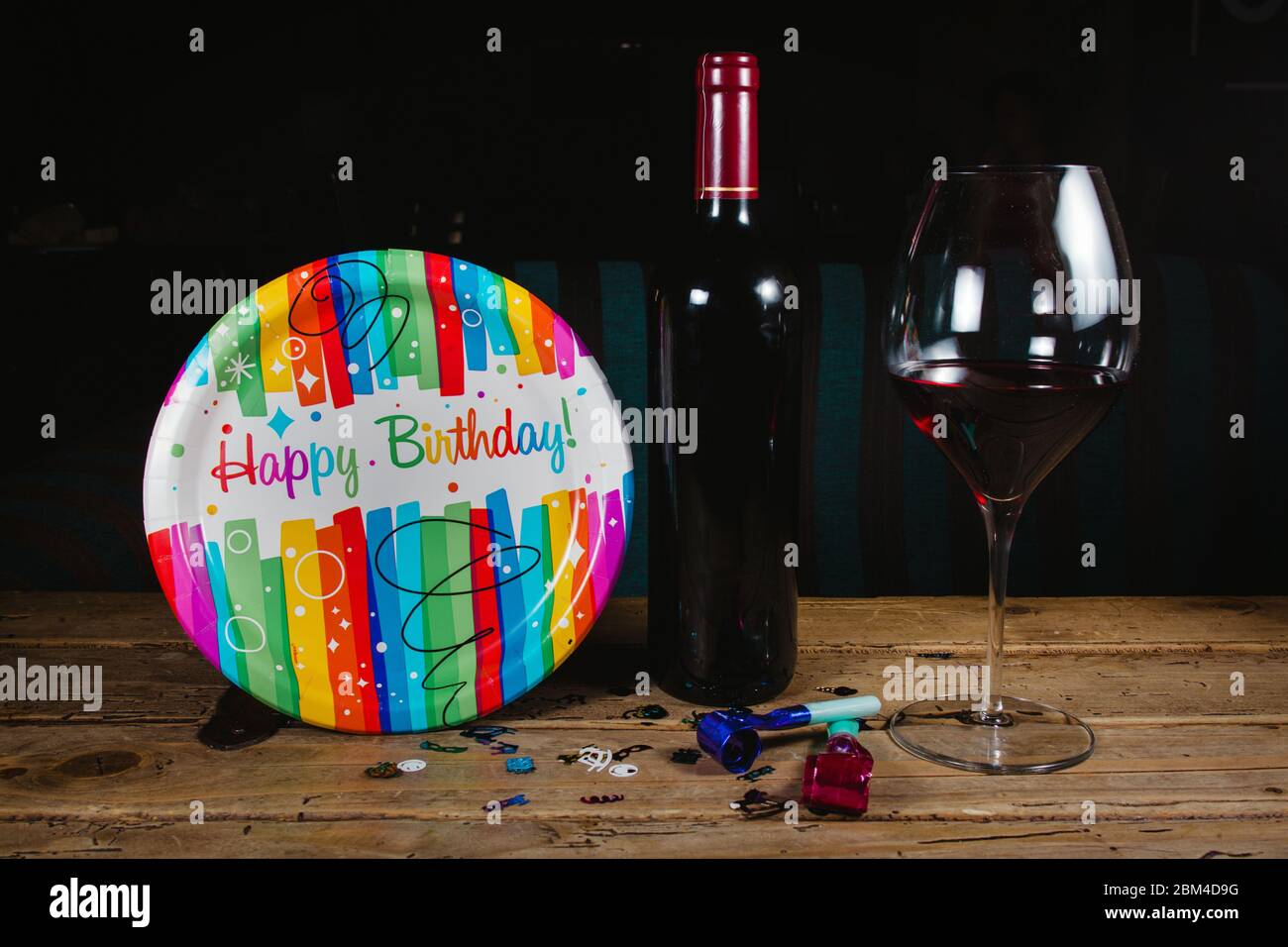 feliz cumpleaños con vino y copa, fiesta Fotografía de stock - Alamy