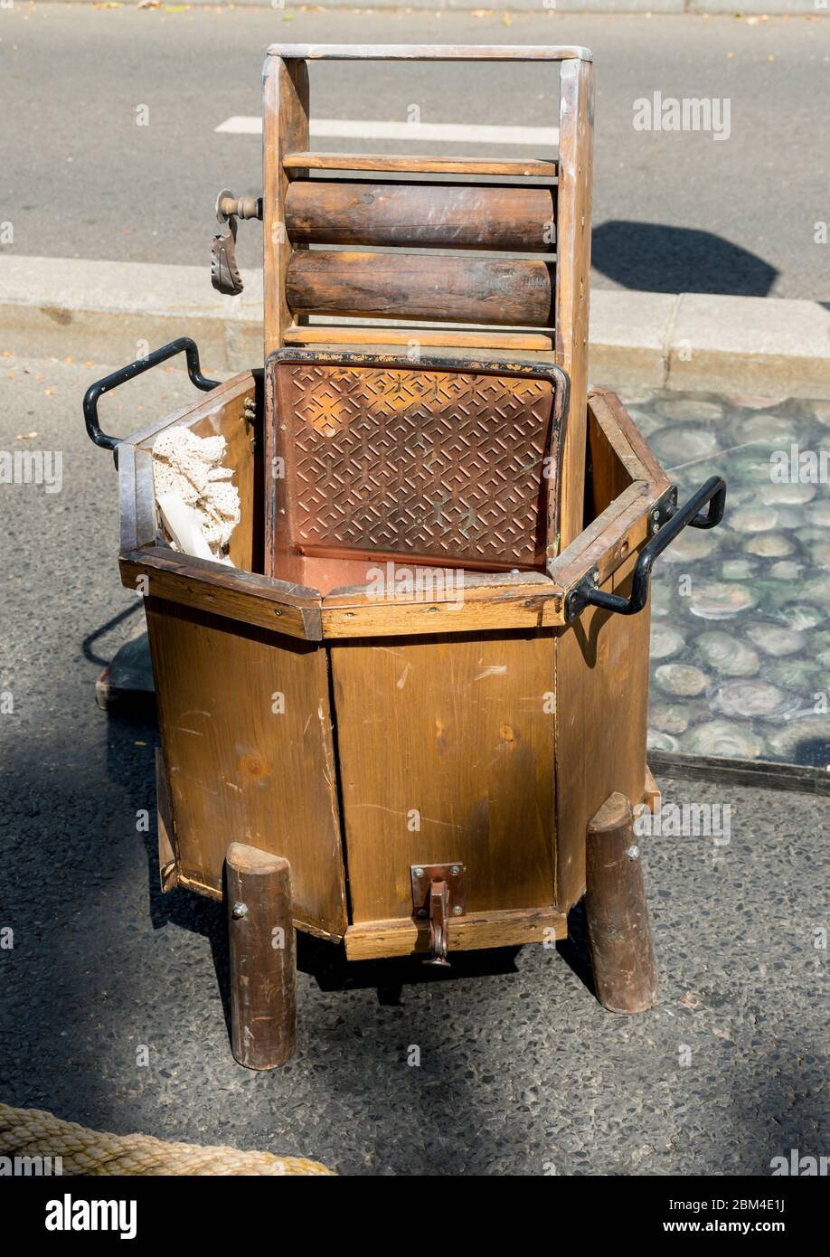 Lavadora de madera de estilo retro tradicional operada a mano Fotografía de  stock - Alamy
