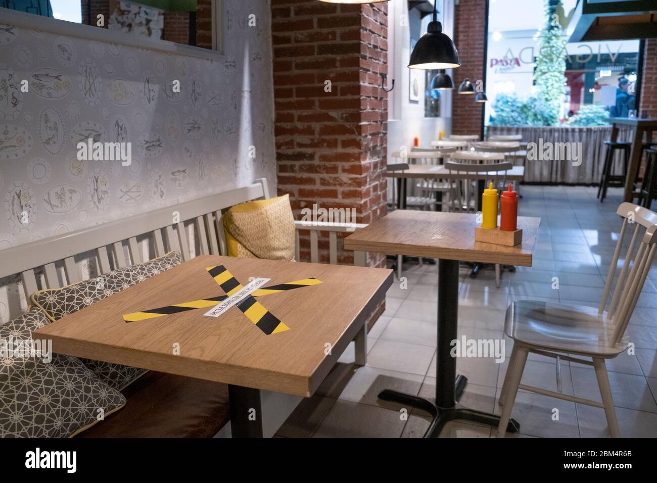 Esta tabla no debe utilizarse. Información en un restaurante durante el Corronapandemin. Foto de stock