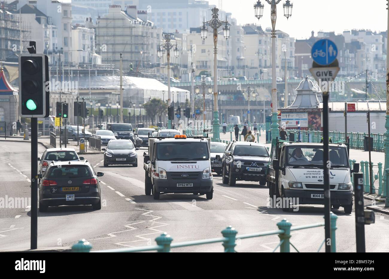 Brighton UK 7 de mayo de 2020 - más tráfico ha comenzado a aparecer a lo largo del paseo marítimo de Brighton que en las últimas semanas durante la crisis pandémica Coronavirus COVID-19 . . Crédito: Simon Dack / Alamy Live News Foto de stock