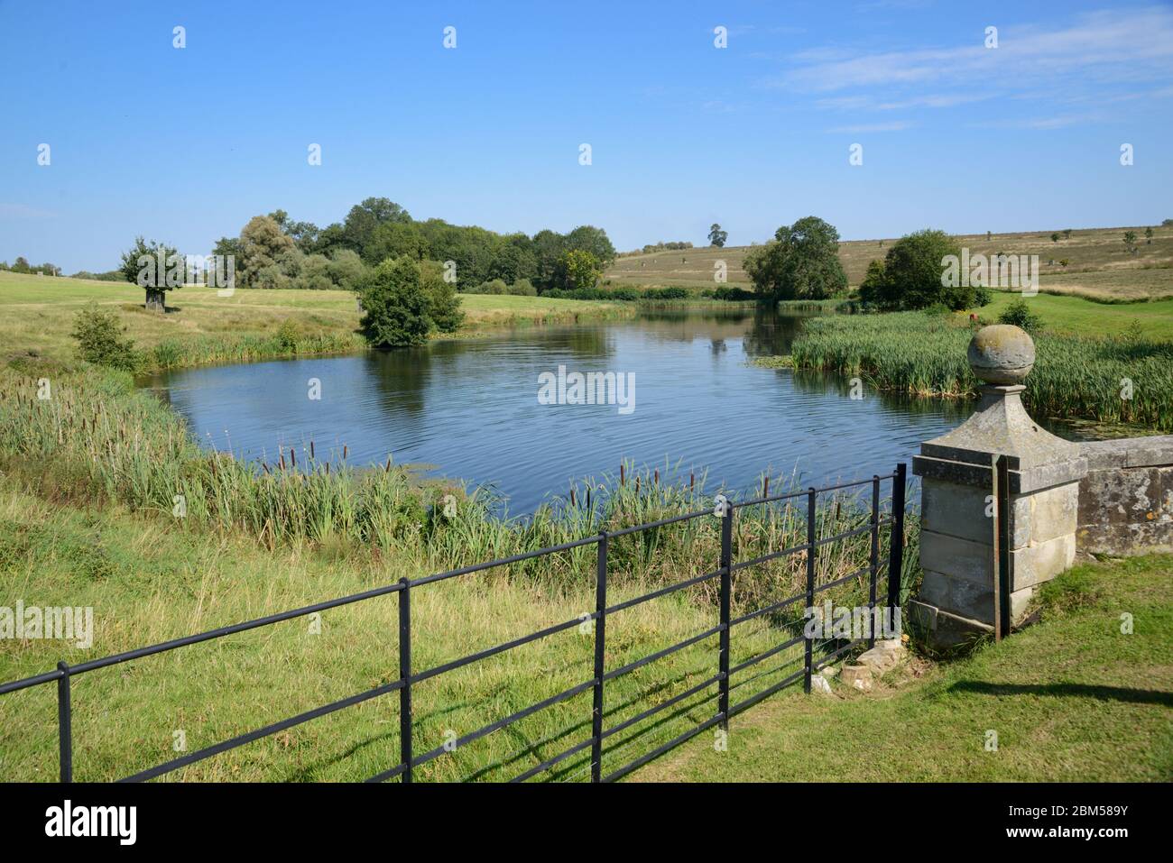 Barandillas, puente, lago y parkland paisajístico por Lancelot Capability Brown en Compton Verney Manor (1714) Kineton Warwickshire Inglaterra Reino Unido Foto de stock