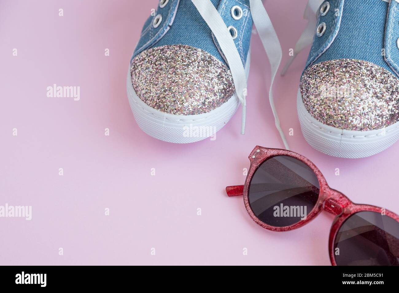 Zapatillas con encaje de tela para niños. Zapatos para chicas sobre fondo  rosa.Zapatos para chicos de moda.Smart sport moda vaquero y zapatos  brillantes.Gafas de sol y Fotografía de stock - Alamy