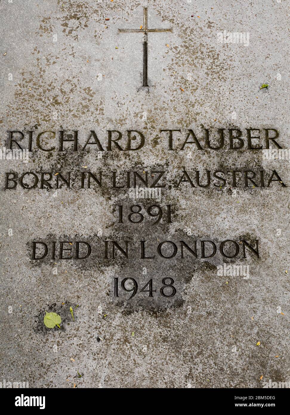 Lápida de Richard Tauber, tenor operático, en el cementerio de Brompton, Kensington, Londres Foto de stock