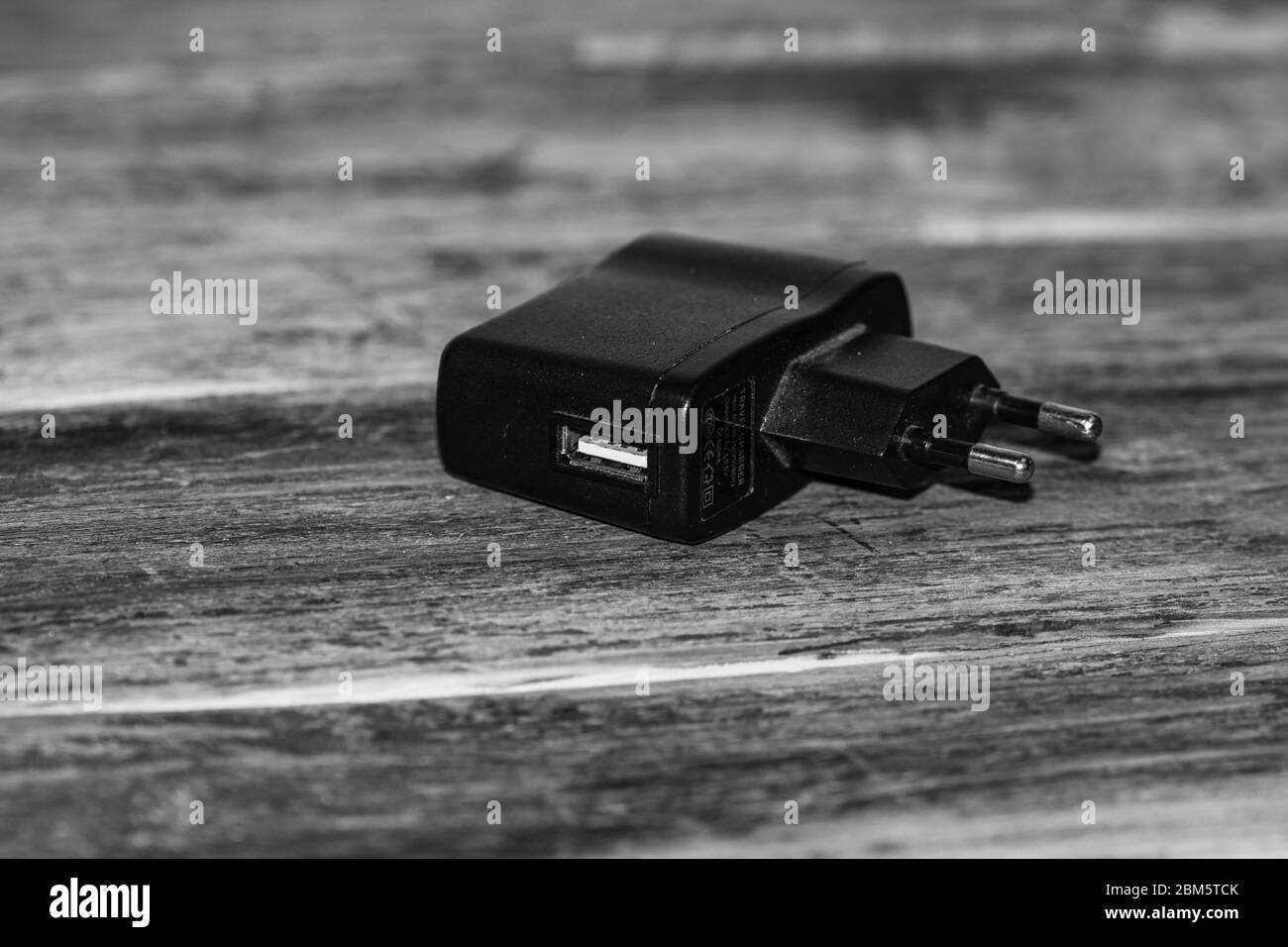 Cargador de viaje con conector hembra negro para salida de puerto USB.  Cargador de dispositivo electrónico USB aislado Fotografía de stock - Alamy