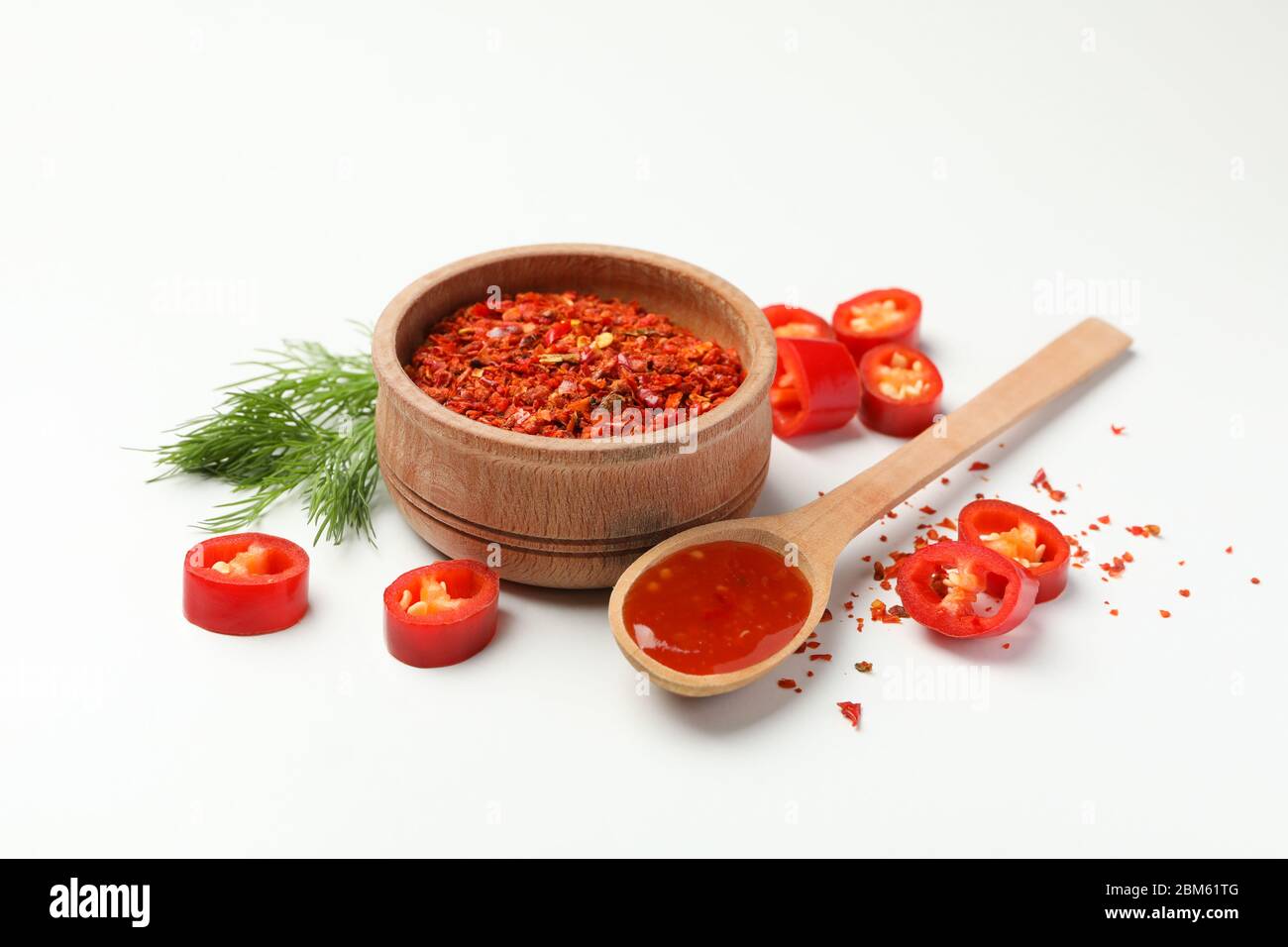 Composición con Chile, especias y salsa sobre fondo blanco Foto de stock