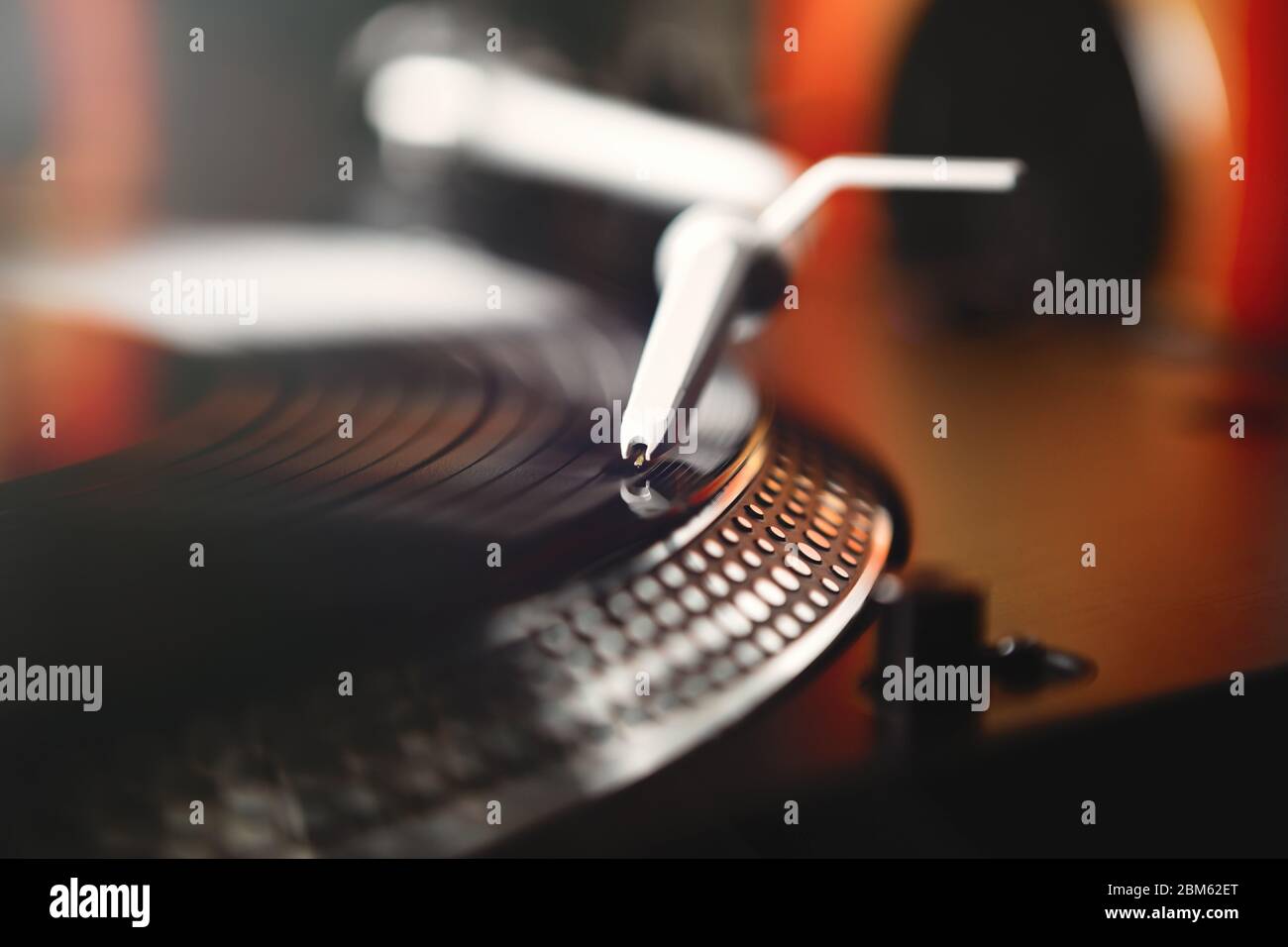 DJ tocadiscos aguja en vinilo disco de grabación.Antiguo disco analógico  jockey girar dispositivo de mesa de juego de cerrar.aguja esférica para  rascar registros en hip hop Fotografía de stock - Alamy