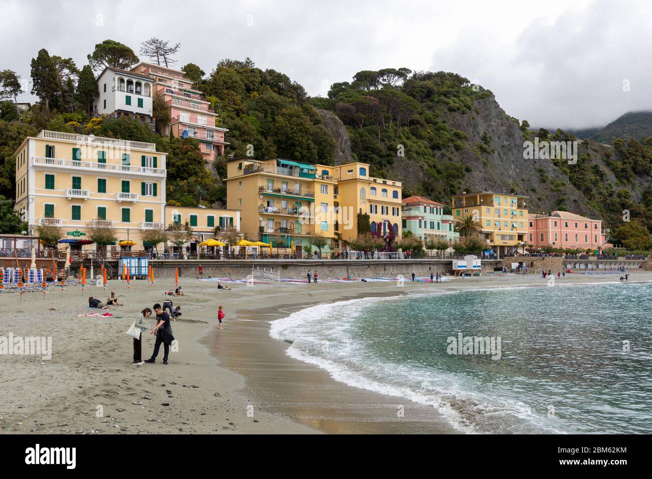 Monterosso al Mare ist der einzige Ort der Cinque Terre, der über einen Badestrand verfügt. Cinque Terre, la Spezia, Liguien, Italien Foto de stock