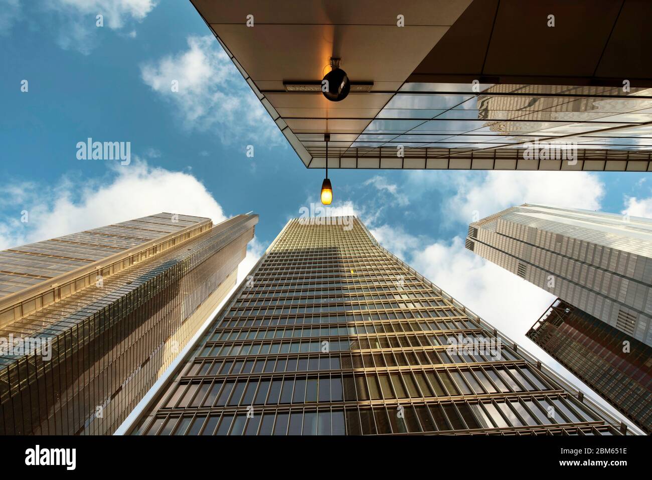 Mirando a las torres comerciales: 100 Bishopsgate y 99 Bishopsgate (centro) con Heron Tower (Salesforce Tower) a la izquierda. La ciudad de Londres, 2020 Foto de stock