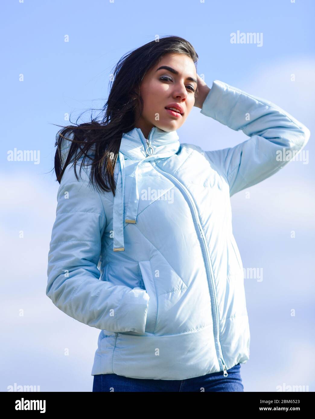 Explora tu estilo auténtico. Belleza y aspecto de moda. Chica primavera chaqueta  azul cielo fondo. Mujer modelo de moda al aire libre. Siéntase libre día de  viento. Mujer disfrutando del clima fresco.