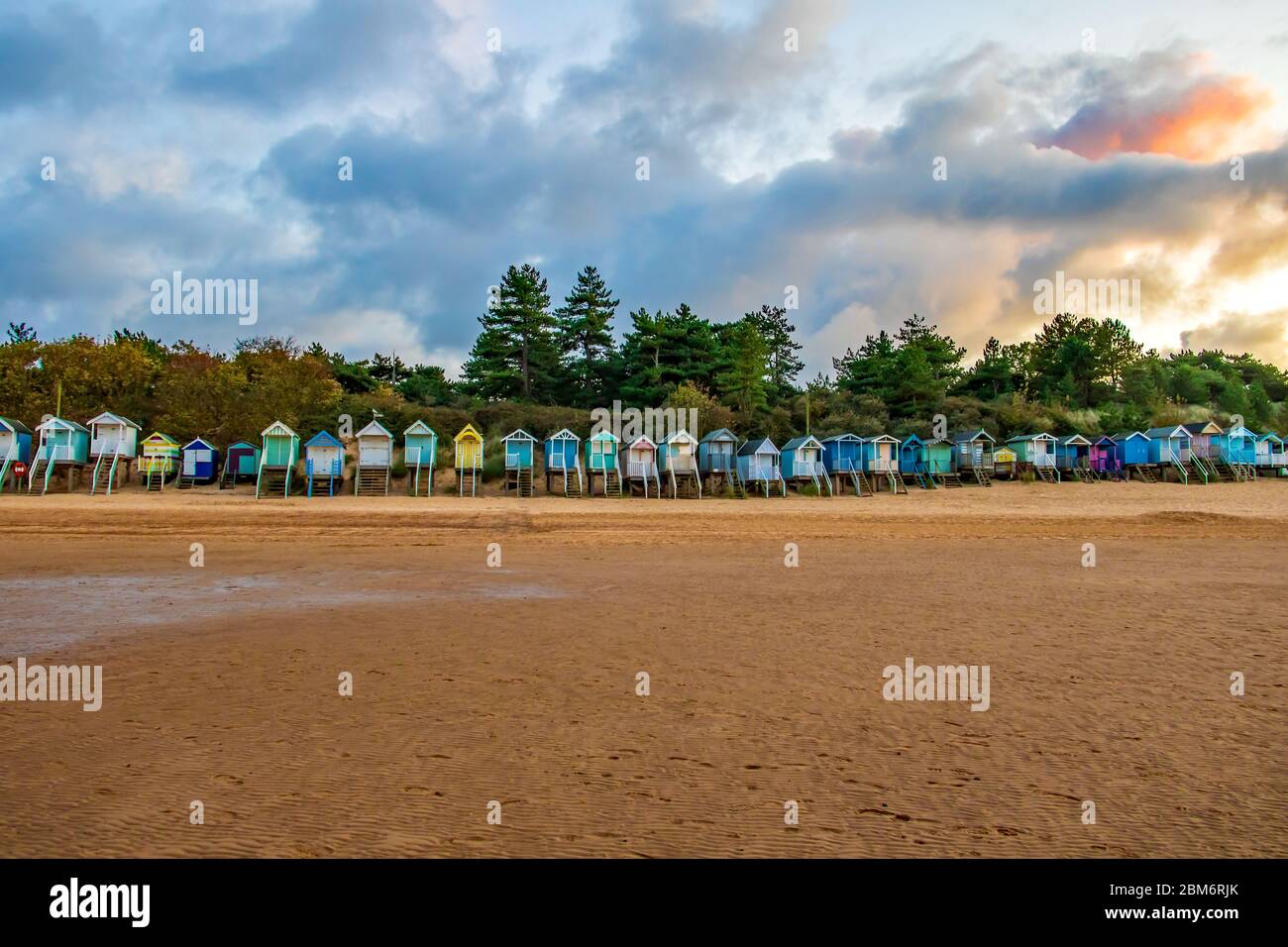 Cabañas de playa en Wells-next-the-sea, Norfolk, Reino Unido, tomadas al atardecer Foto de stock