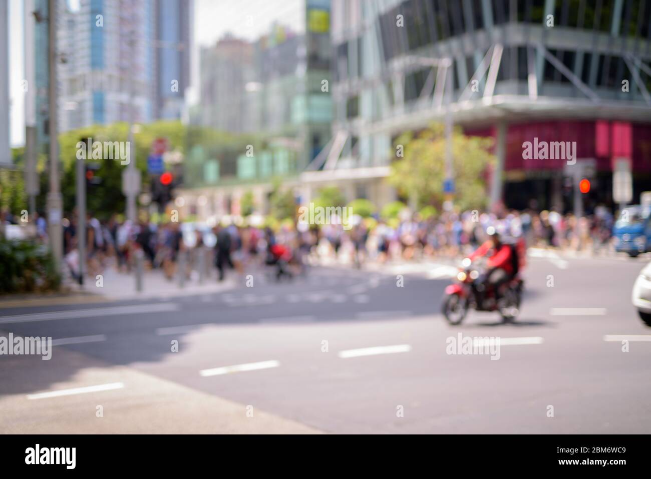 Gente borrosa caminando por la ciudad de Singapur en Orchard Road Foto de stock