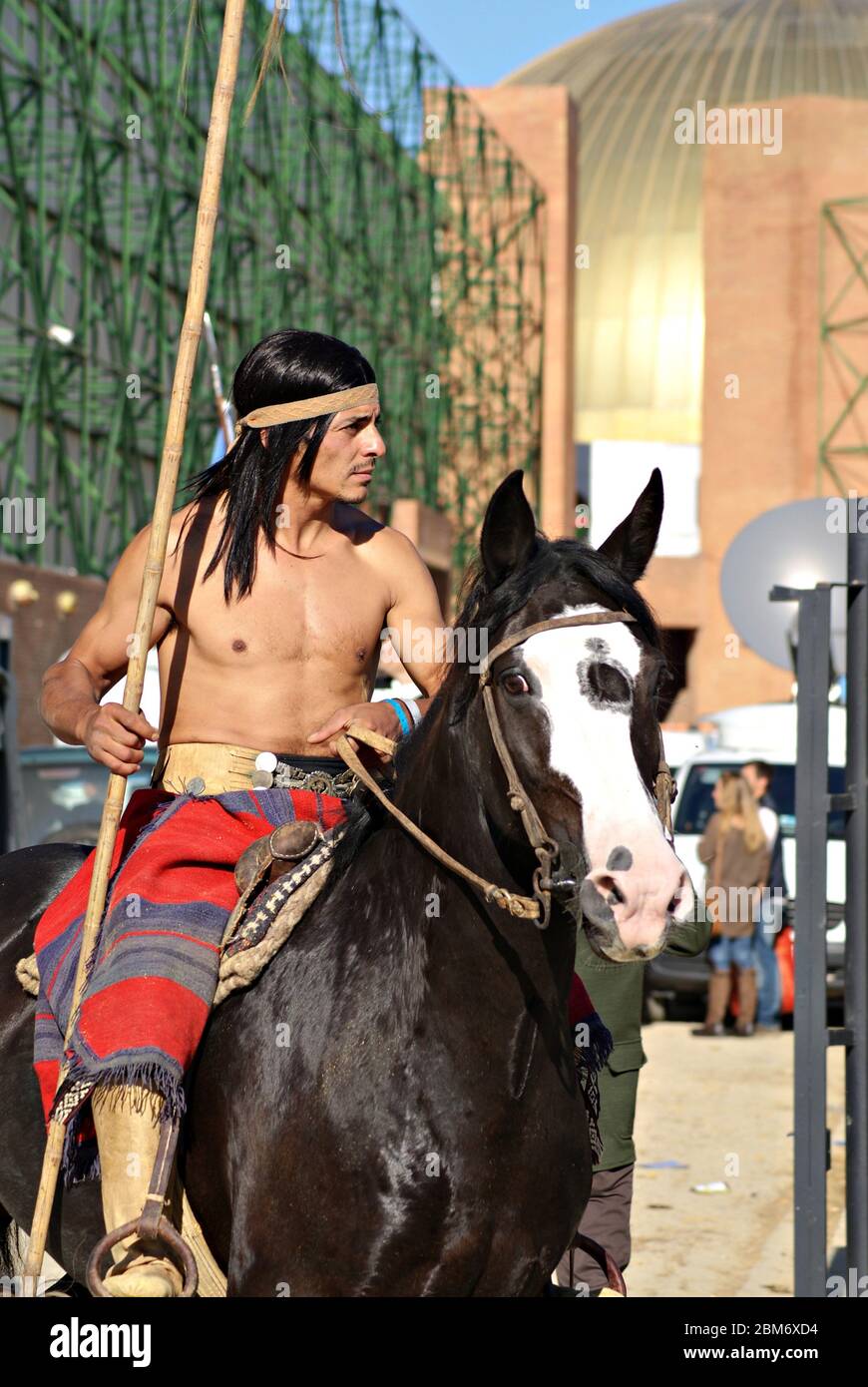 Nativo argentino indio disfrazado montar un caballo criollo negro  Fotografía de stock - Alamy