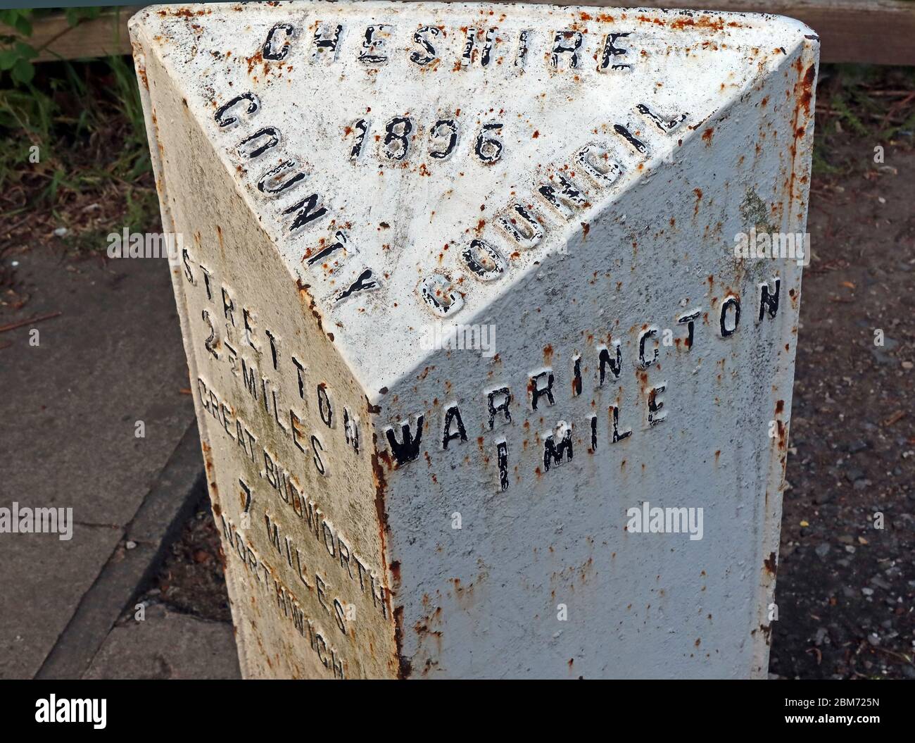 Rusted Mile post TI Warrington, Stretton Foto de stock
