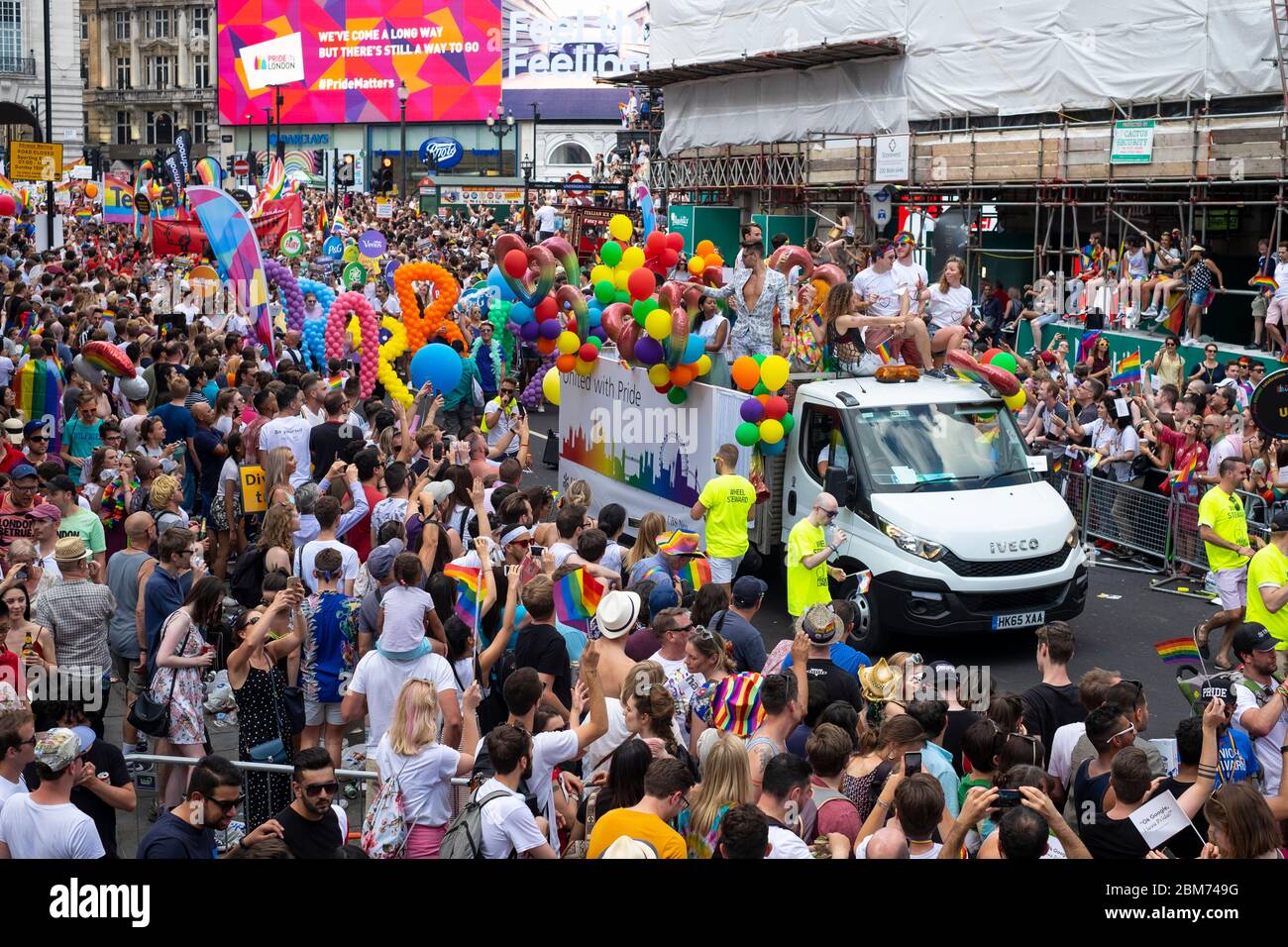 Una gran multitud en el desfile del orgullo de Londres, 7 de julio de 2018 Foto de stock