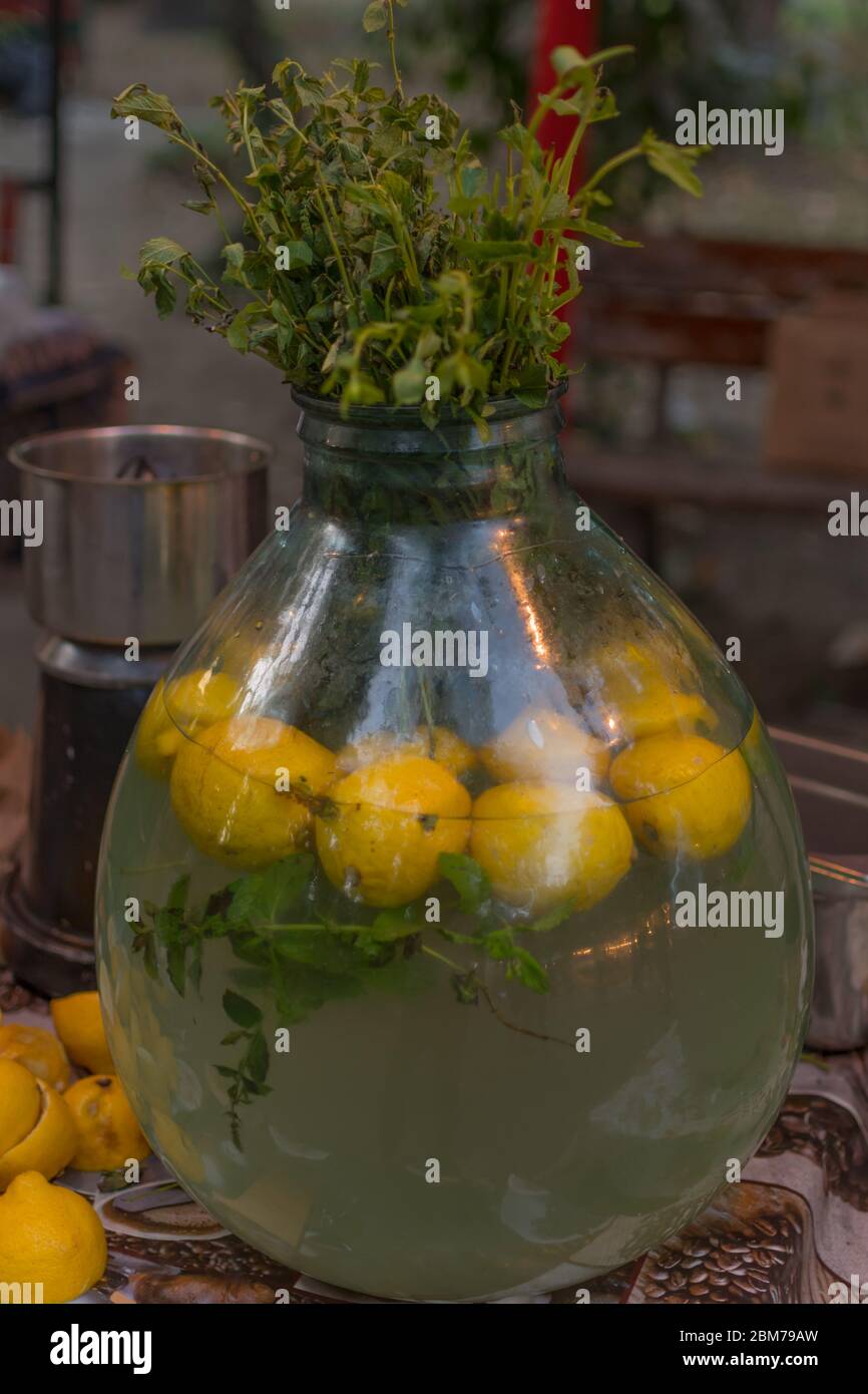 Limones en un florero de vidrio fotografías e imágenes de alta resolución -  Alamy
