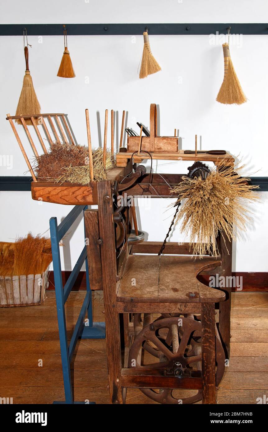 Máquina de hacer escoba, madera, antigüedades, paja, escobas pequeñas en la  pared, Shaker Village de Pleasant Hill, comunidad religiosa extinta;  Kentucky; EE.UU., Harrods Fotografía de stock - Alamy