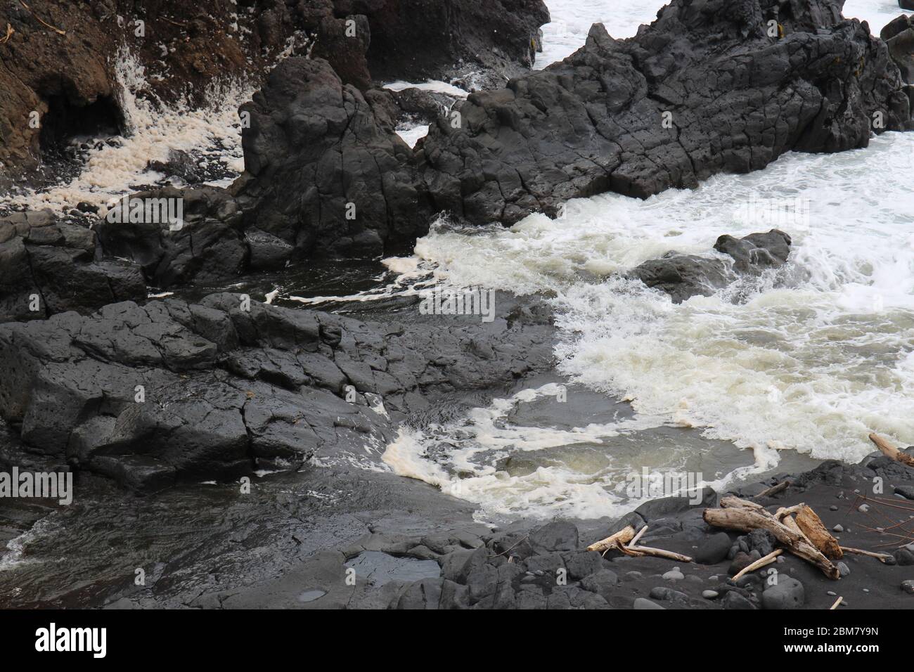 Arroyo Palikea que corre a través de rocas volcánicas y fluye hacia el Océano Pacífico en el Oheo Gulch en Hana, Maui, Hawaii, Estados Unidos Foto de stock