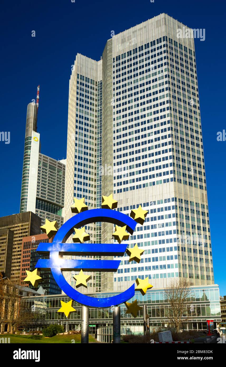 La torre del euro en Willy-Brandt-Platz, Frankfurt am Main, Hesse, Alemania, con el símbolo de la moneda del euro en primer plano. Foto de stock