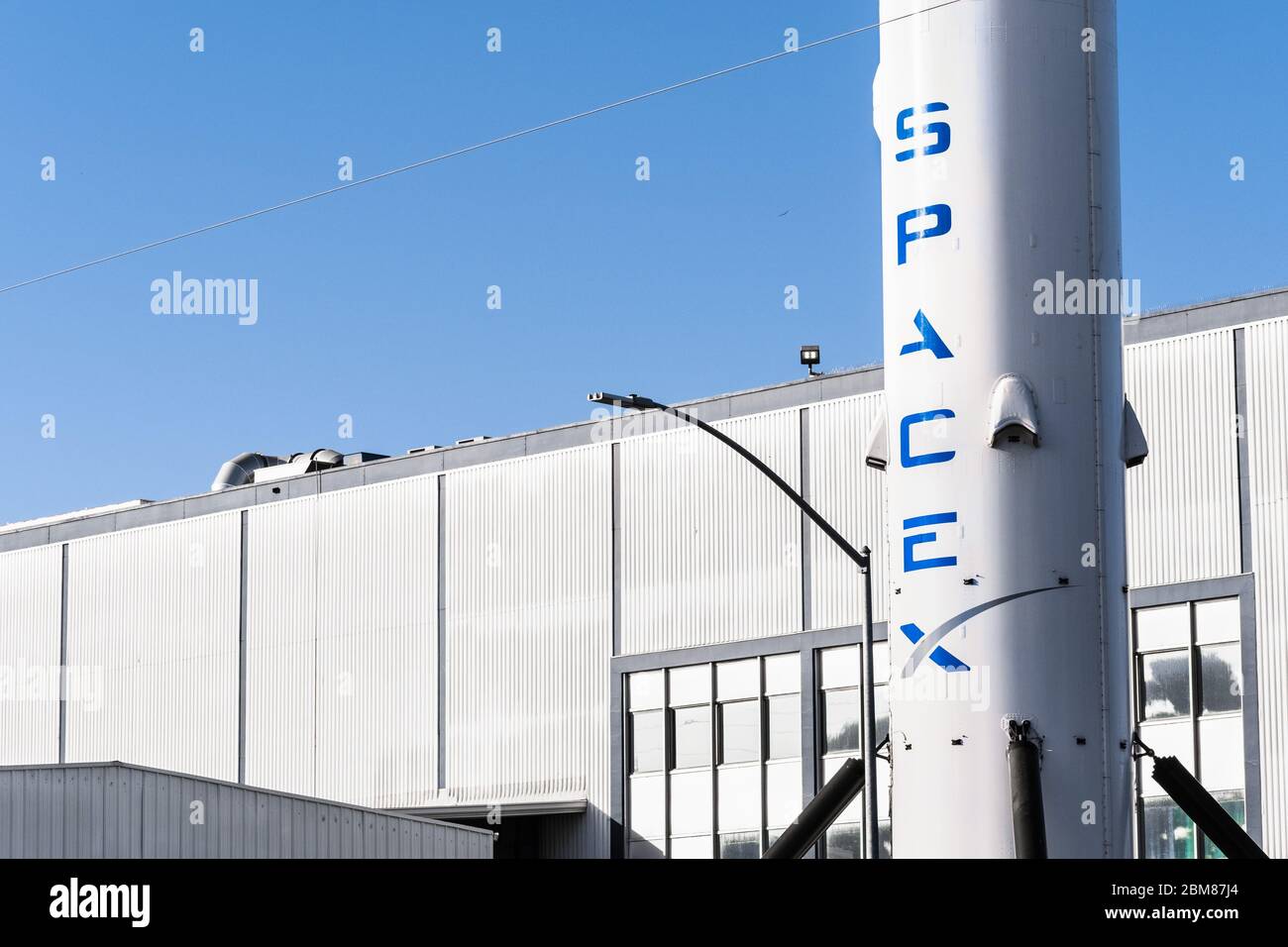 Dec 8, 2019 Hawthorne / Los Angeles / CA / USA - SpaceX (Exploración Espacial Technologies Corp.) sede; cohete Falcon 9 aparece en la parte frontal; S Foto de stock