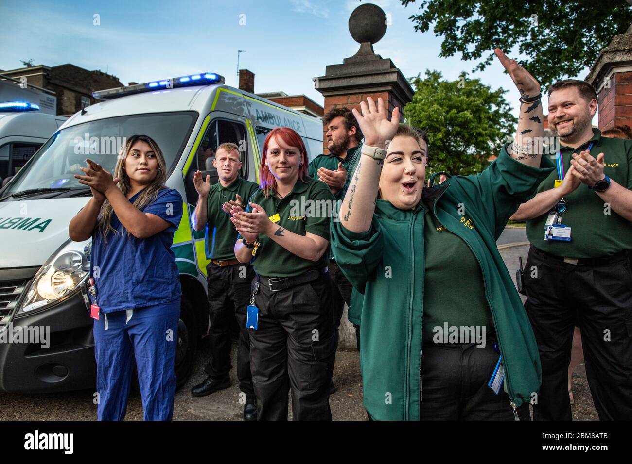 Los trabajadores de salud de NHS asisten a la noche semanal del jueves 'Clap for our carers' fuera del Kings College Hospital, en Denmark Hill, Camberwell, Londres Foto de stock
