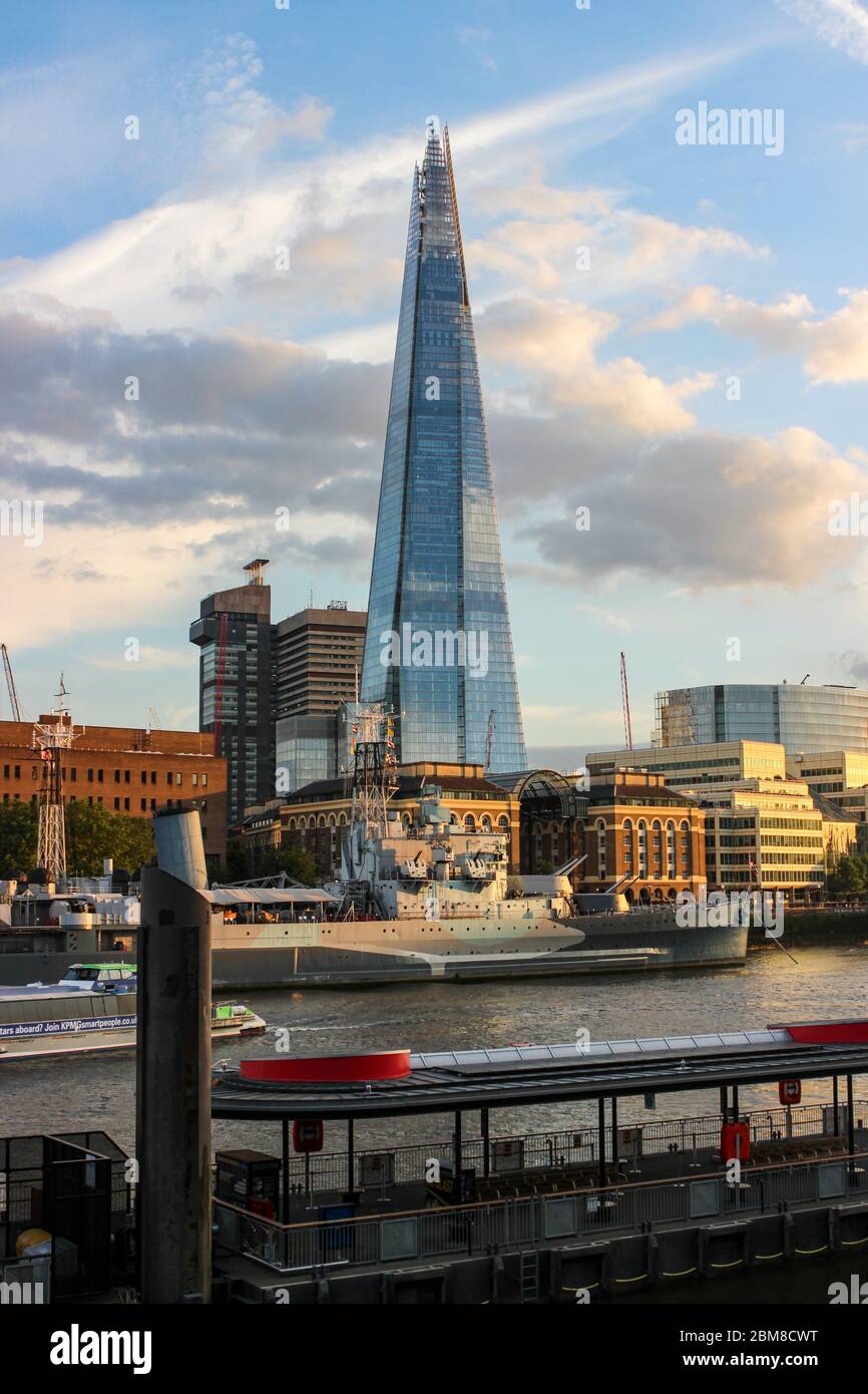 El puente de Londres Shard de 95 pisos, el edificio más alto del Reino Unido, diseñado por Renzo Piano en Londres, Inglaterra, Gran Bretaña Foto de stock