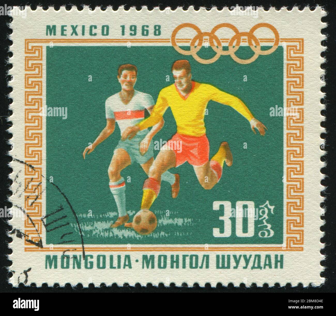 MONGOL - ALREDEDOR de 1968: Anillos Olímpicos y fútbol, alrededor de 1968. Foto de stock