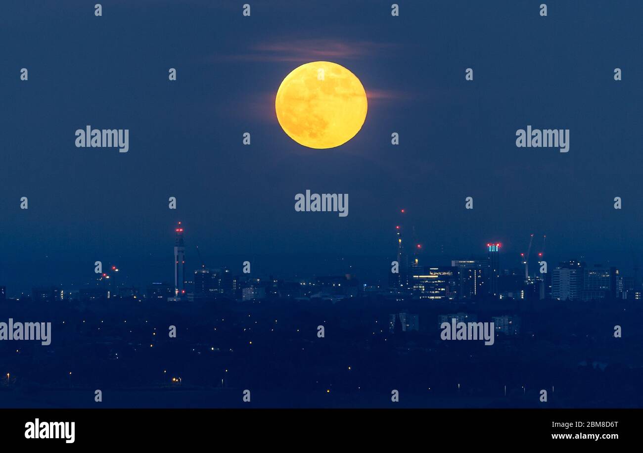 Birmingham, Reino Unido. 7 de mayo de 2020. La luna llena que se eleva sobre la ciudad de Birmingham. Crédito: Peter Lopeman/Alamy Live News Foto de stock