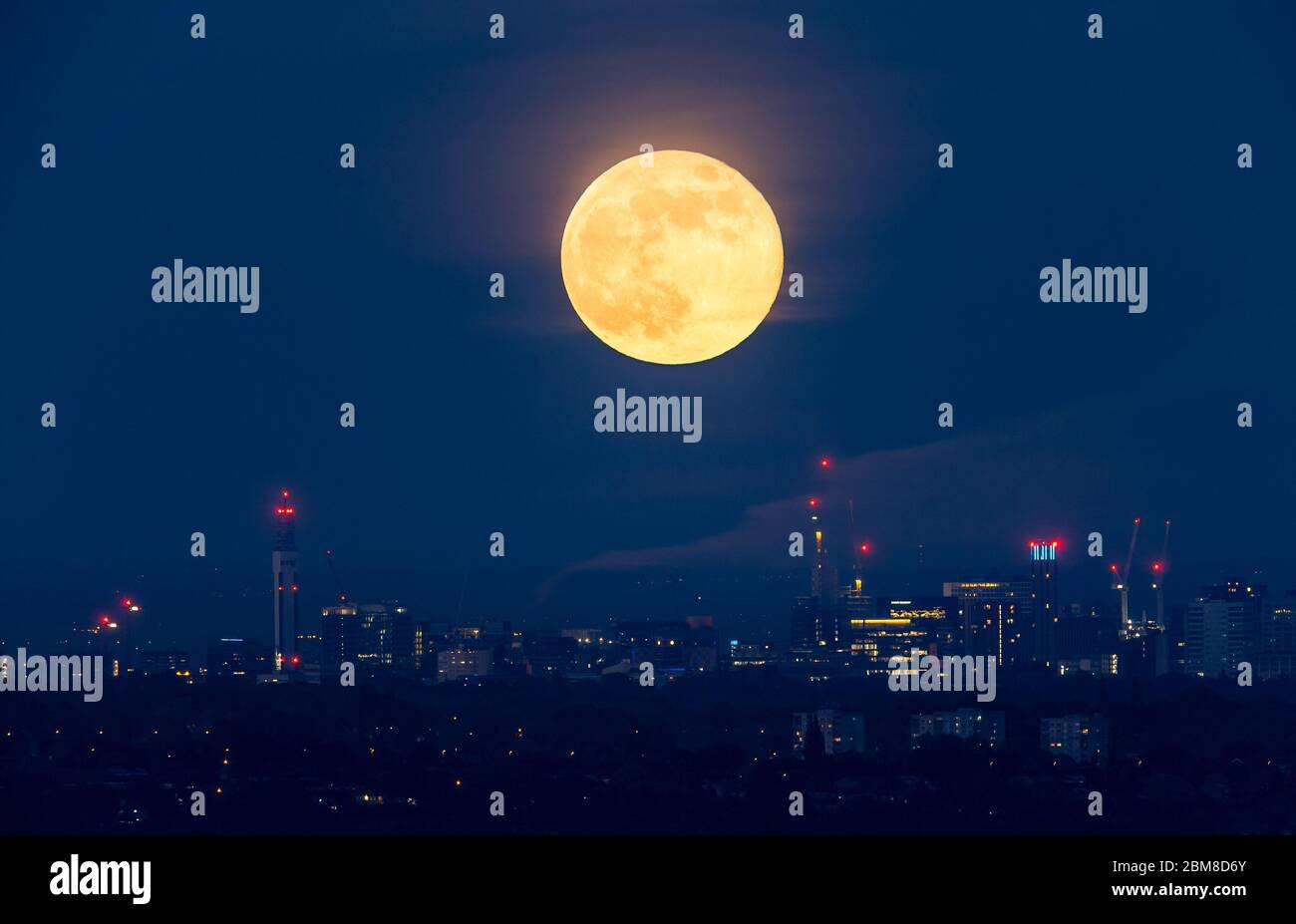 Birmingham, Reino Unido. 7 de mayo de 2020. La luna llena que se eleva sobre la ciudad de Birmingham. Crédito: Peter Lopeman/Alamy Live News Foto de stock