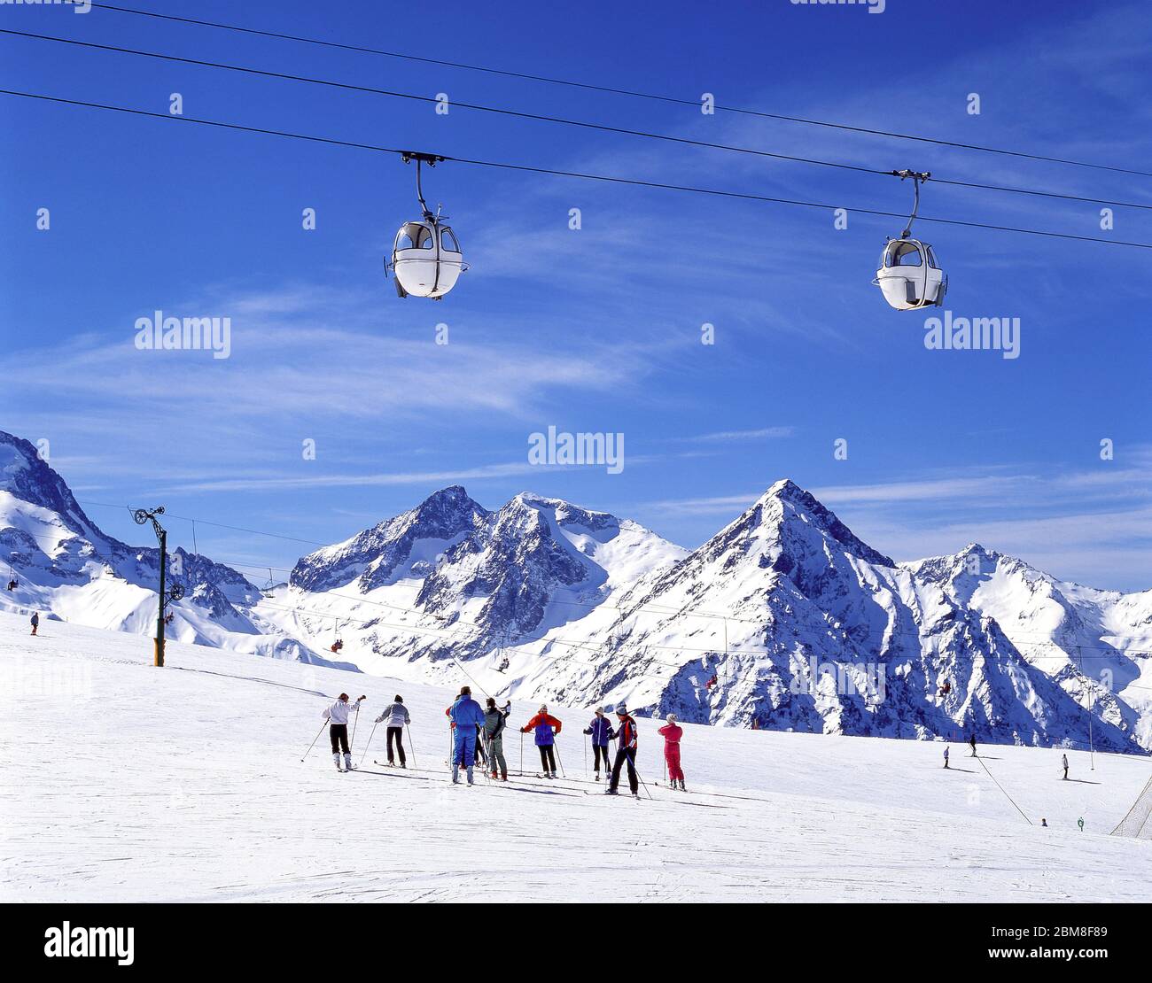 Les oeufs remontes y pistas de esquí, Les Deux Alpes, Isere, Auvernia-Rhone-Alpes, Francia Foto de stock