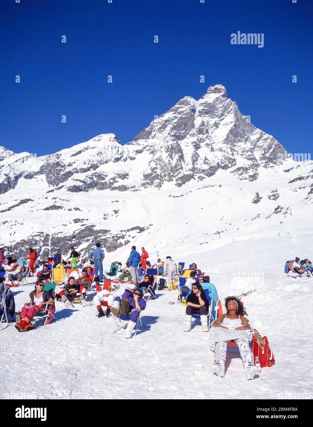 Esquiadores relajándose en pista, Breuil-Cervinia, Valle de Aosta, Italia Foto de stock