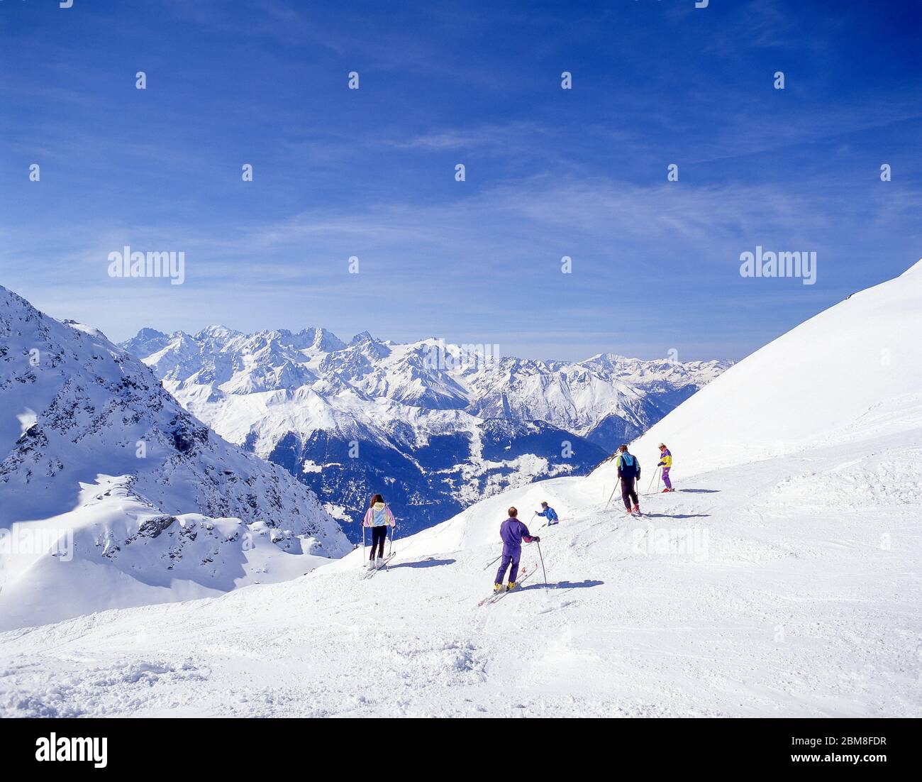 Esquiadores descendiendo las pistas de montaña, Verbier, Canton du Valais, Suiza Foto de stock