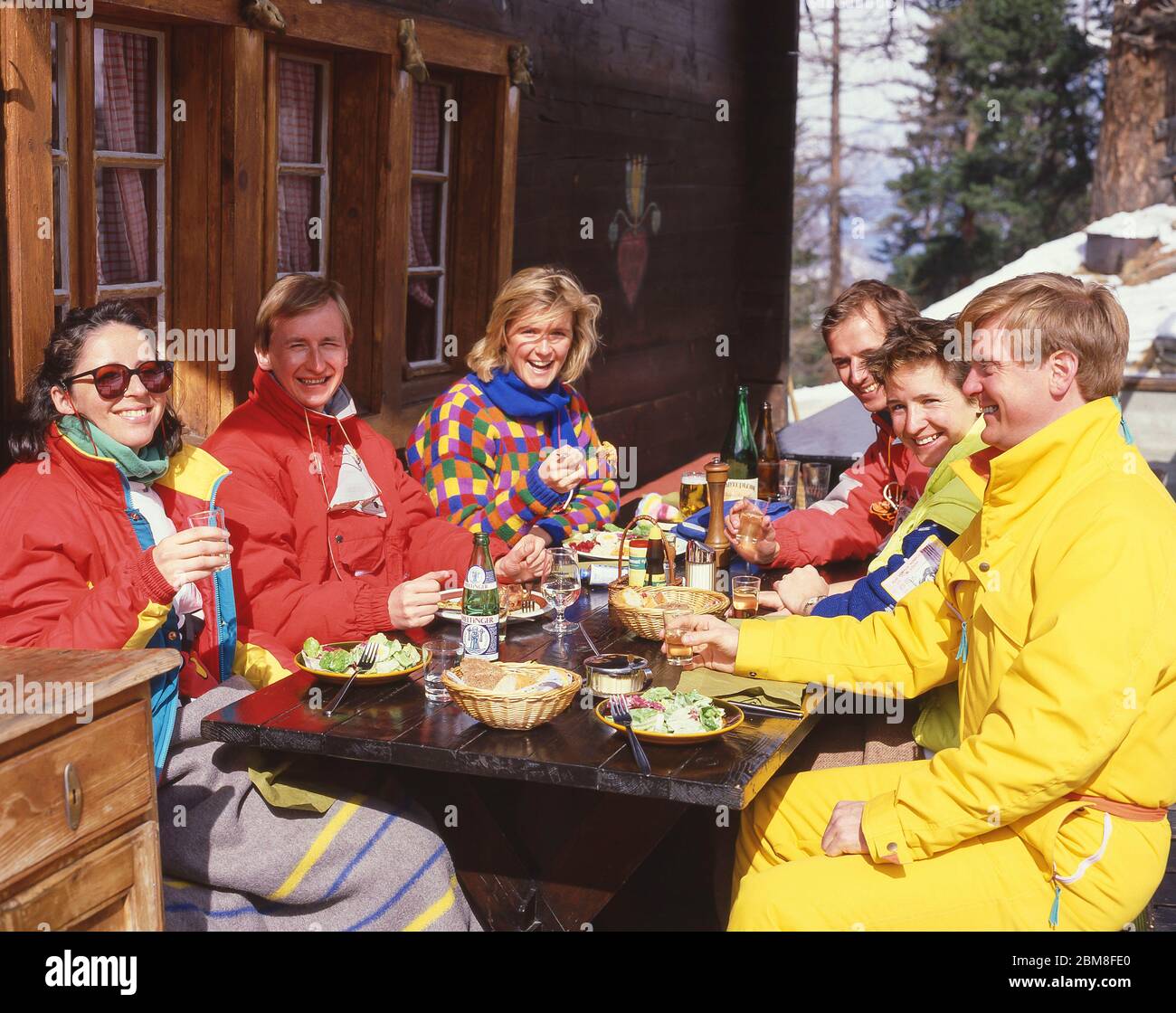 Comida en grupo en restaurante de montaña, Verbier, Cantón du Valais, Suiza Foto de stock