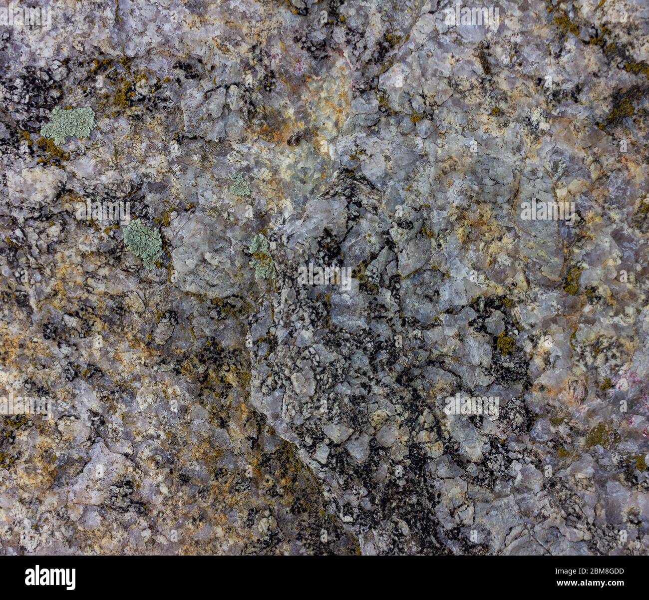 Fondo de textura de roca de granito gris crudo. Fragmento de pared de piedra natural Foto de stock