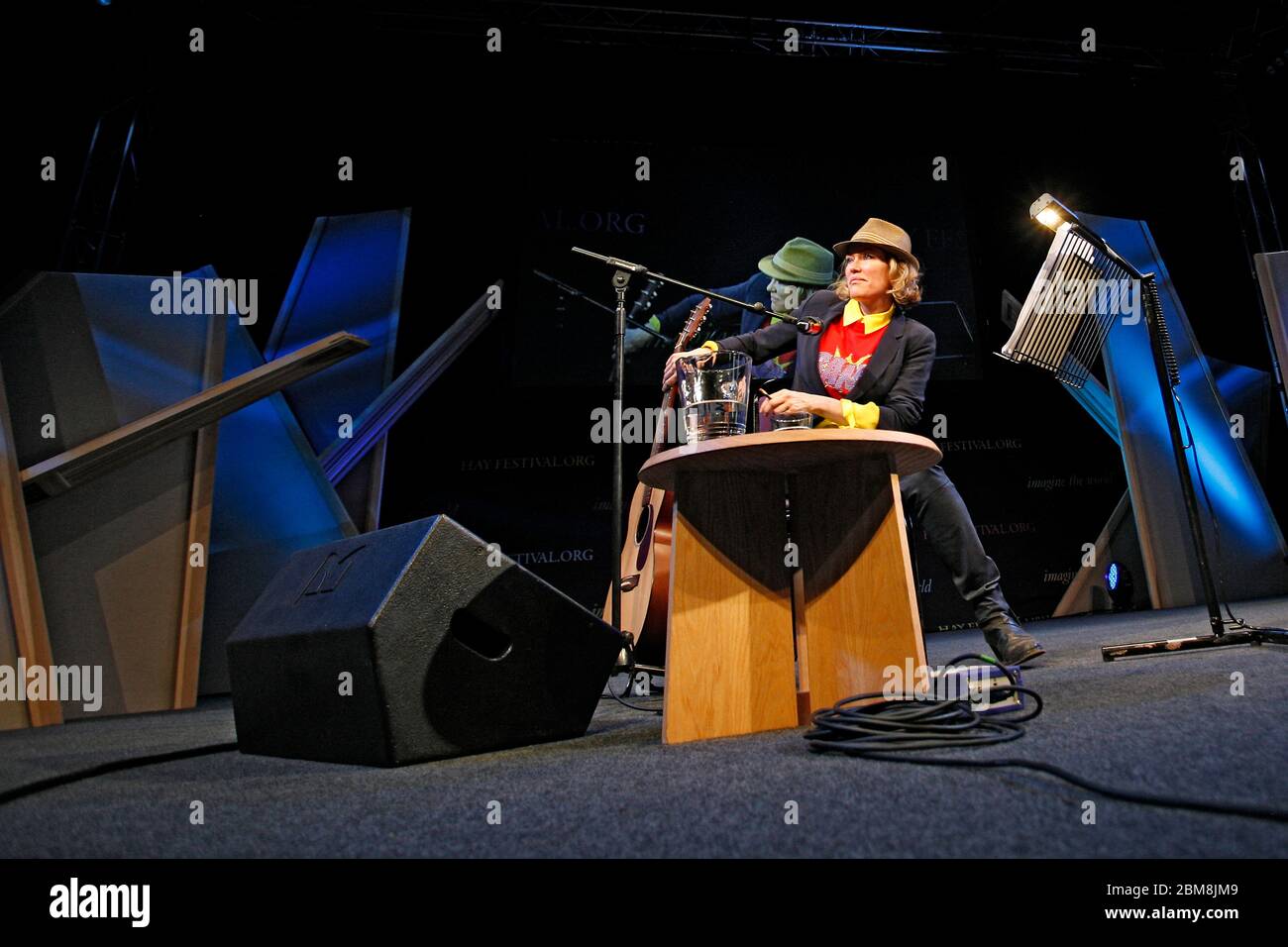 Cerys Matthews cantante galés compositor DJ & autor actuando en el escenario en hay Festival 2013 hay en Wye Powys Wales Reino Unido. ©PRWPhotography Foto de stock