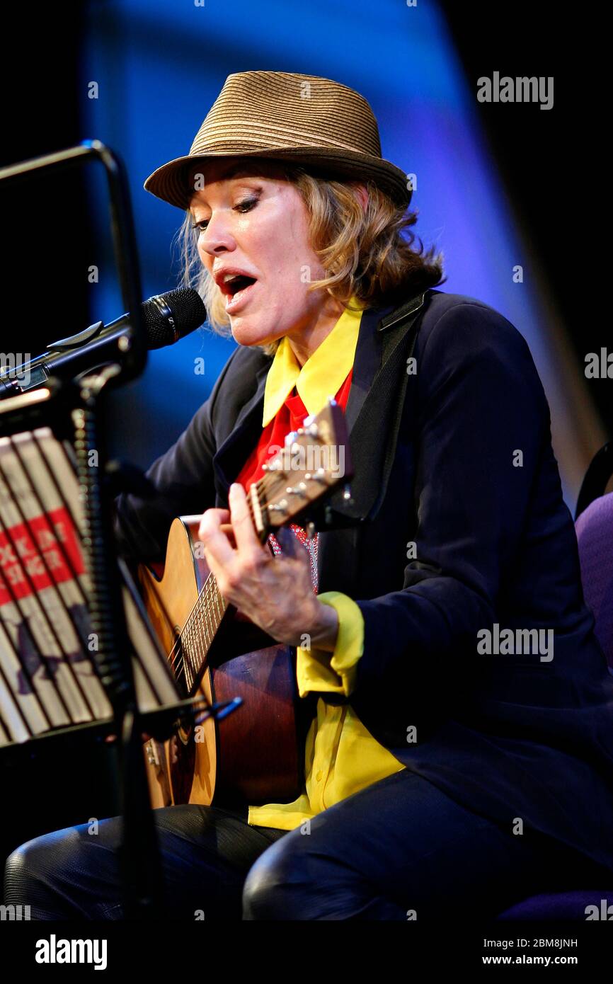 Cerys Matthews cantante galés compositor DJ & autor actuando en el escenario en hay Festival 2013 hay en Wye Powys Wales Reino Unido. ©PRWPhotography Foto de stock