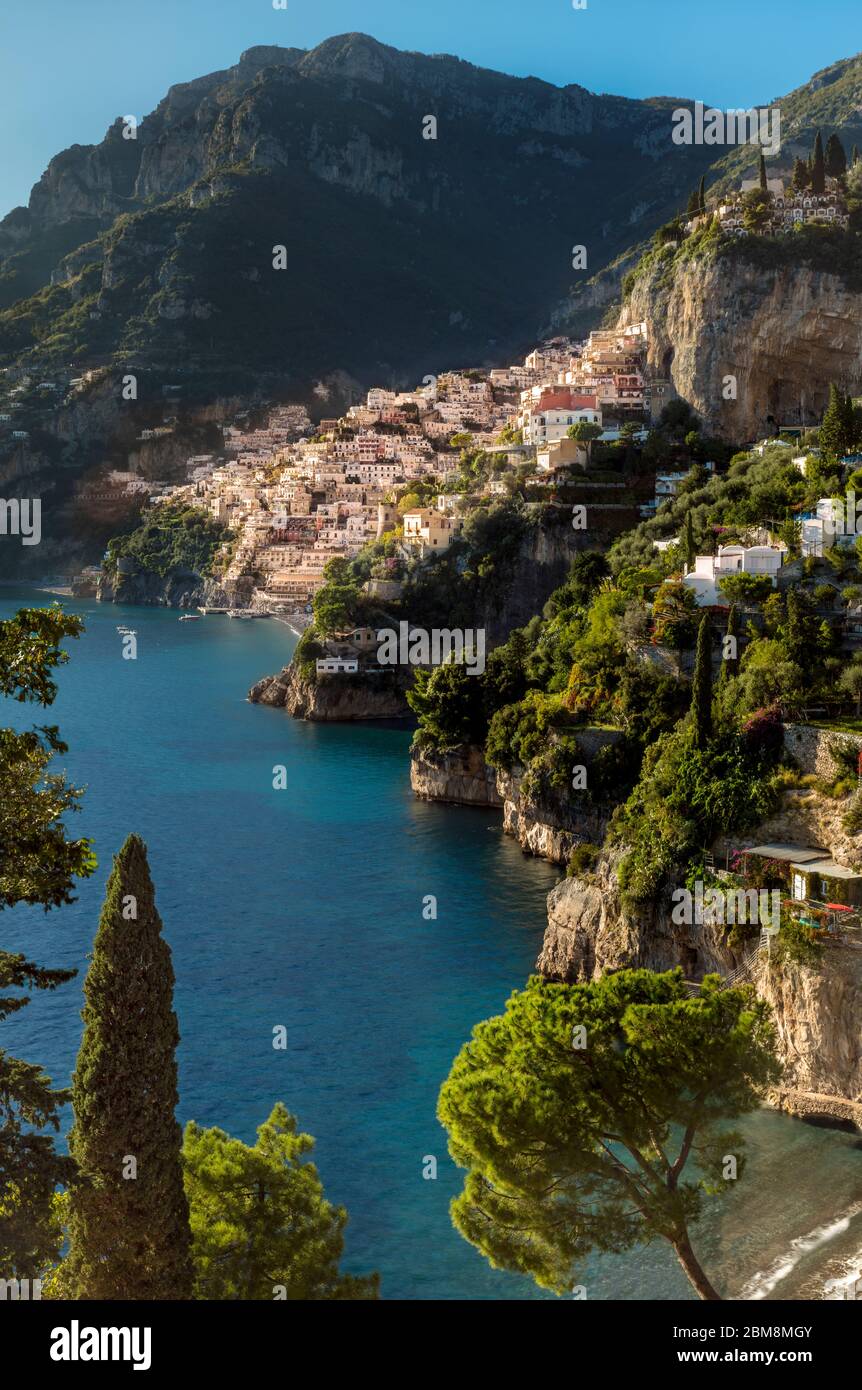 Mirando hacia Costa de Amalfi, Positano, Campania, Italia Foto de stock
