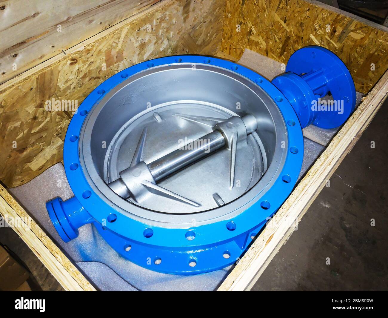 Válvula de tubo de disco giratorio azul para cerrar las bridas de los tubos Foto de stock