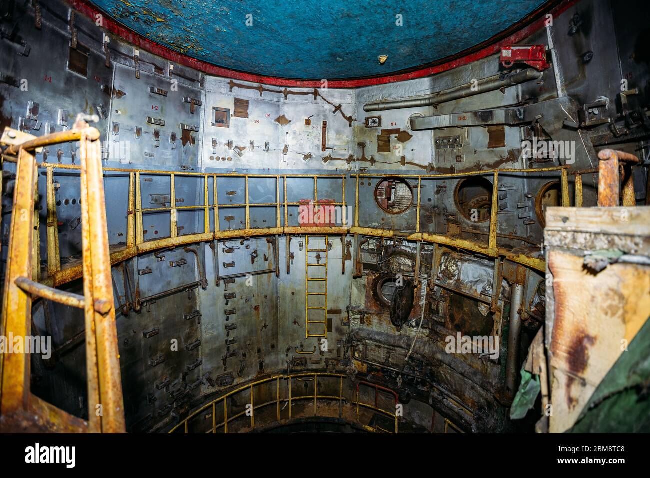 Tipo de mina de poste de comando subterráneo de misil unificado abandonado Foto de stock