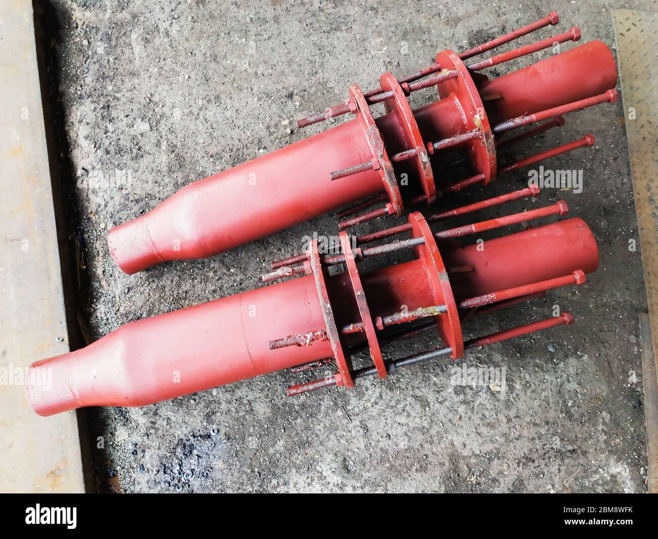 Juntas de sellado de aceite de expansión de tuberías de acero inoxidable pintadas en rojo con varillas de control para tuberías de vapor y calor Foto de stock