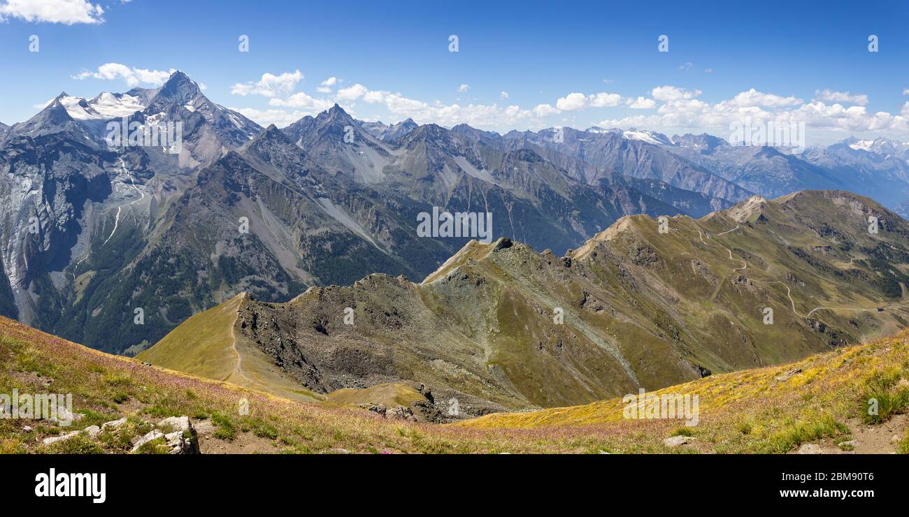 Senderismo en el valle de Aosta, Cogne, Italia. Panorama asombroso desde el  solitario lugar por encima de TSA Seche col con el Grupo Grivola en el  fondo a la izquierda Fotografía de