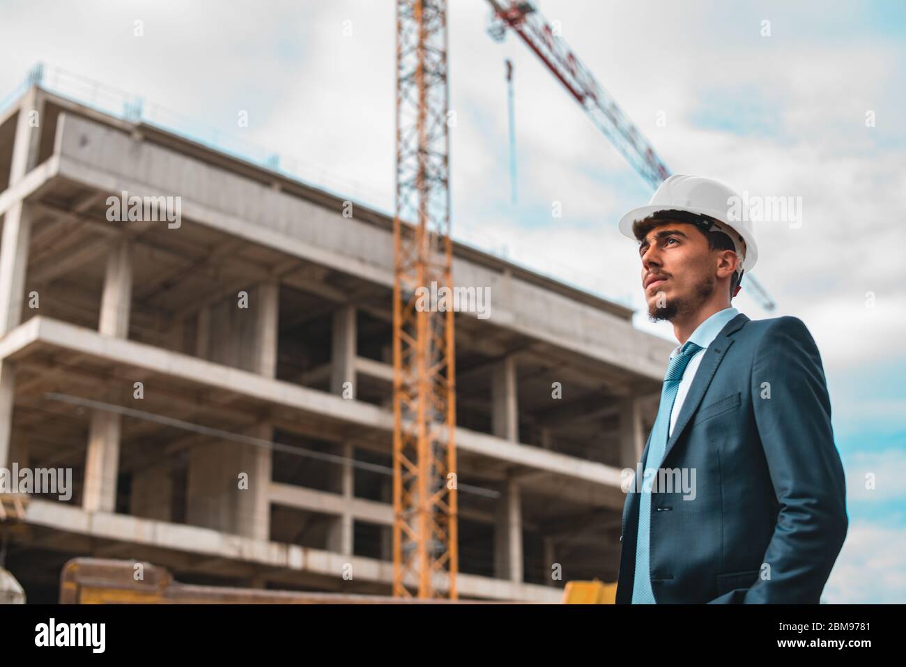Joven ingeniero civil masculino o empresario hace sombra levantando su mano en el aire, Turquía, ingeniero civil, plan de construcción Foto de stock