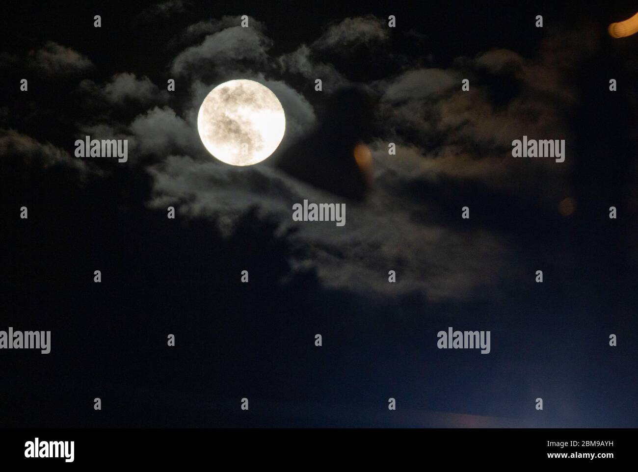 Bogotá, Colombia. 7 de mayo de 2020. La superluna de las flores en la noche del 7 de mayo en la ciudad de Bogotá crédito: Daniel Garzon Herazo/ZUMA Wire/Alamy Live News Foto de stock