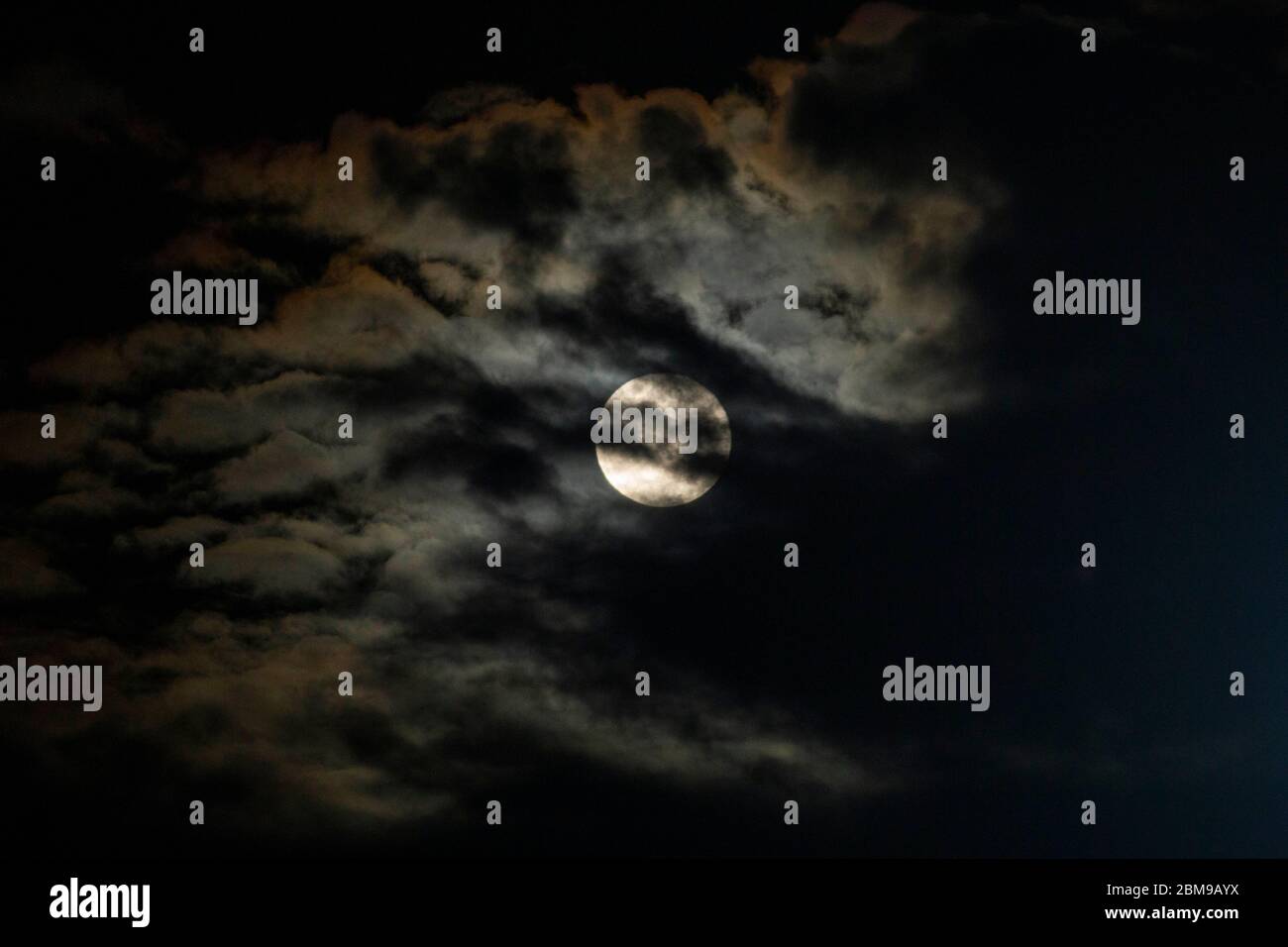 Bogotá, Colombia. 7 de mayo de 2020. La superluna de las flores en la noche del 7 de mayo en la ciudad de Bogotá crédito: Daniel Garzon Herazo/ZUMA Wire/Alamy Live News Foto de stock