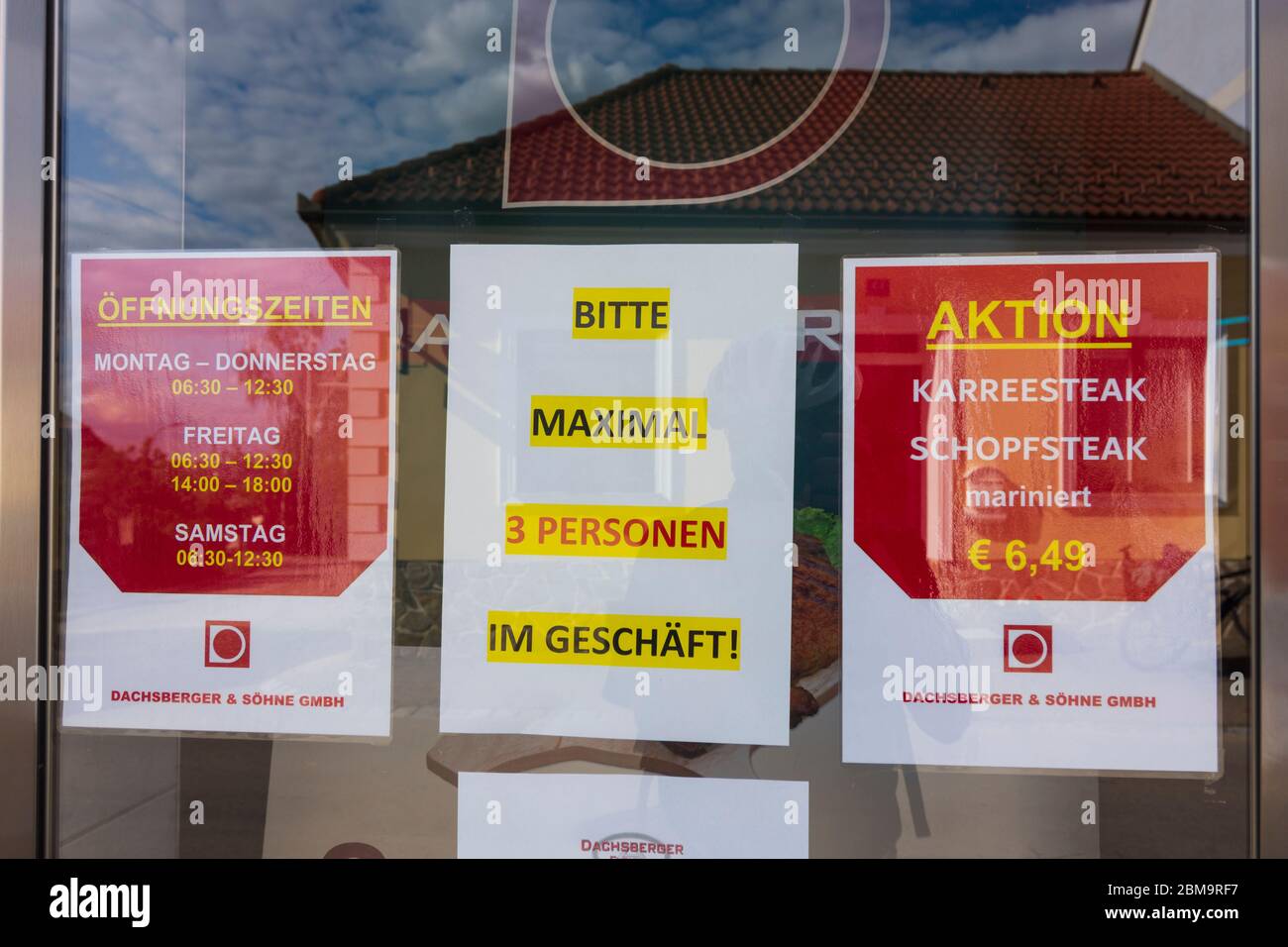 Maissau: Cartel en Butcher 'Bitte Maximum 3 Personen im Geschäft', tiempo del virus de la corona, en Weinviertel, Niederösterreich, Baja Austria, Austria Foto de stock